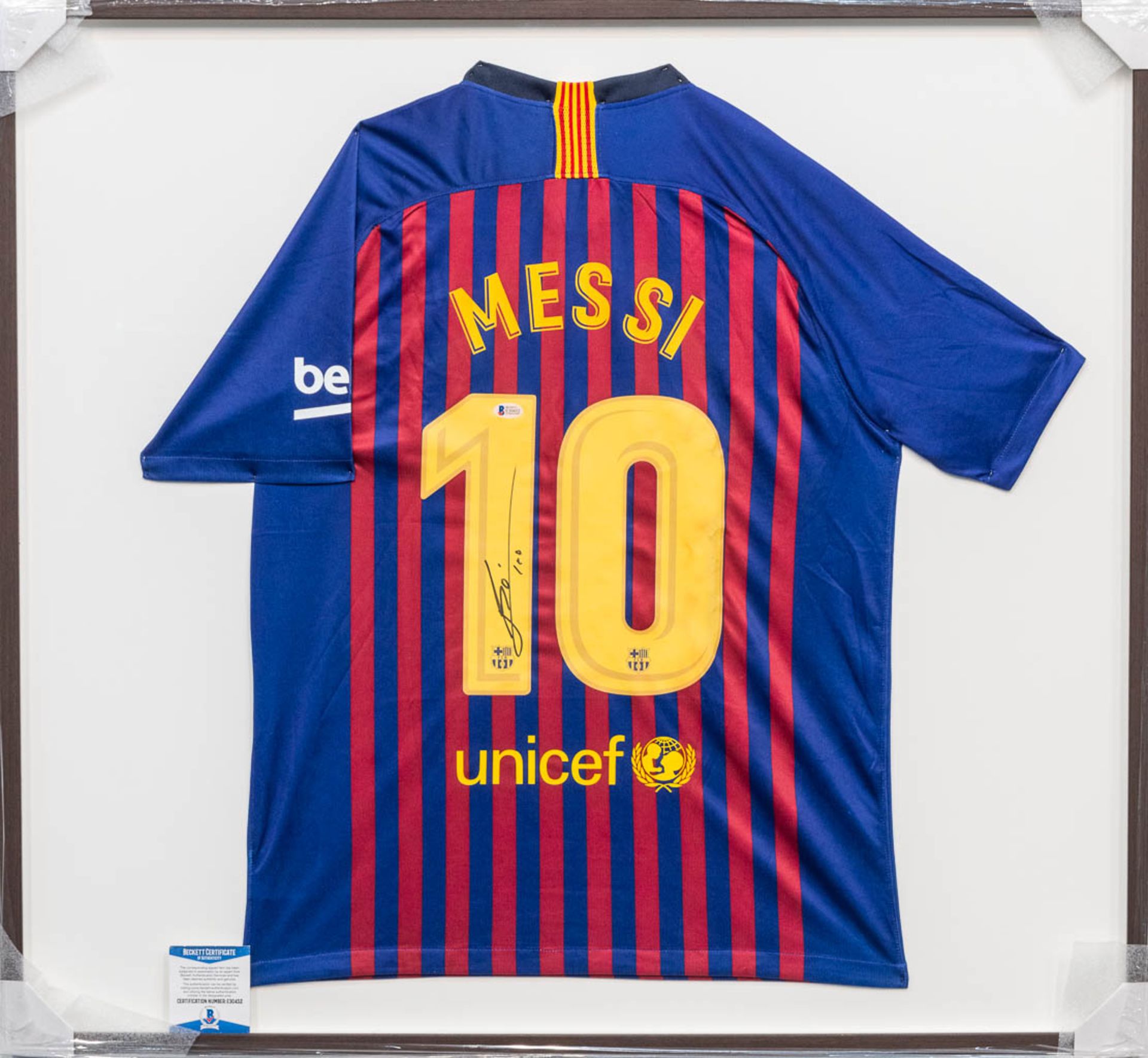 A soccer jersey of FC Barcelona with No 10 and signed by Lionel MESSI, framed. (77 x 75 cm) - Image 7 of 8