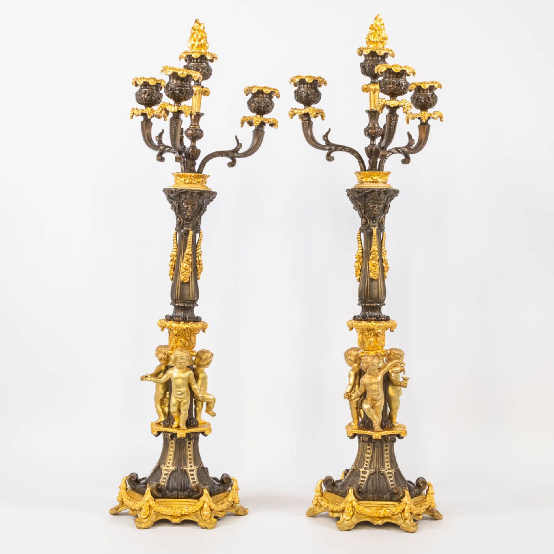 A pair of candelabra decorated with putti, combination of patinated and gilt bronze. 19th century. ( - Bild 4 aus 13