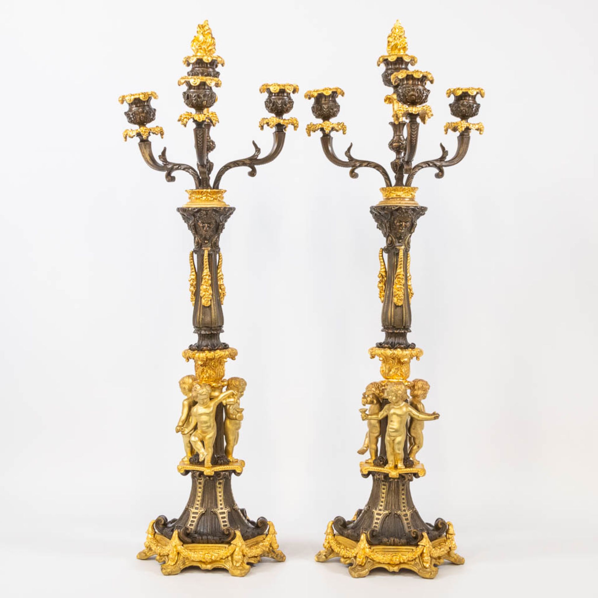 A pair of candelabra decorated with putti, combination of patinated and gilt bronze. 19th century. ( - Bild 2 aus 13