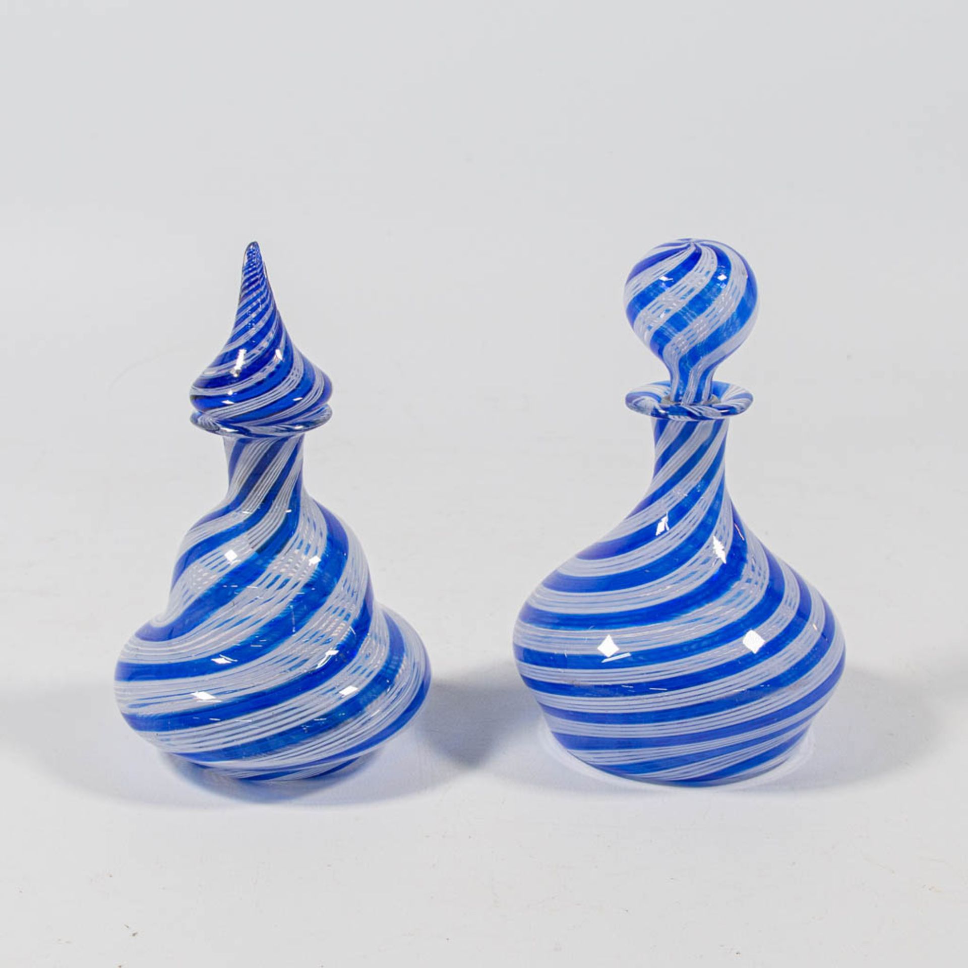 A pair of decanters with stopper, made in Murano, Italy around 1950. (15 x 9 cm) - Image 2 of 17