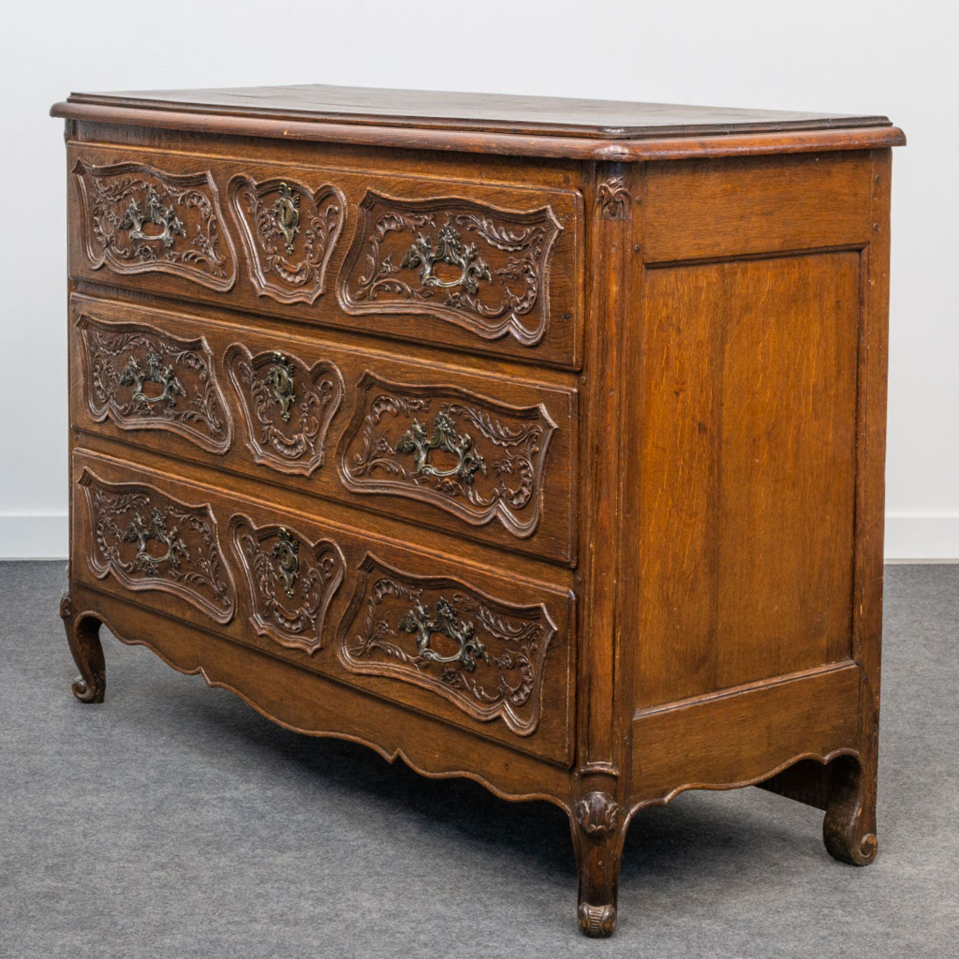 An antique commode with 3 drawers in the Louis XV period, sculptured decor, and mounted with bronze. - Bild 6 aus 17