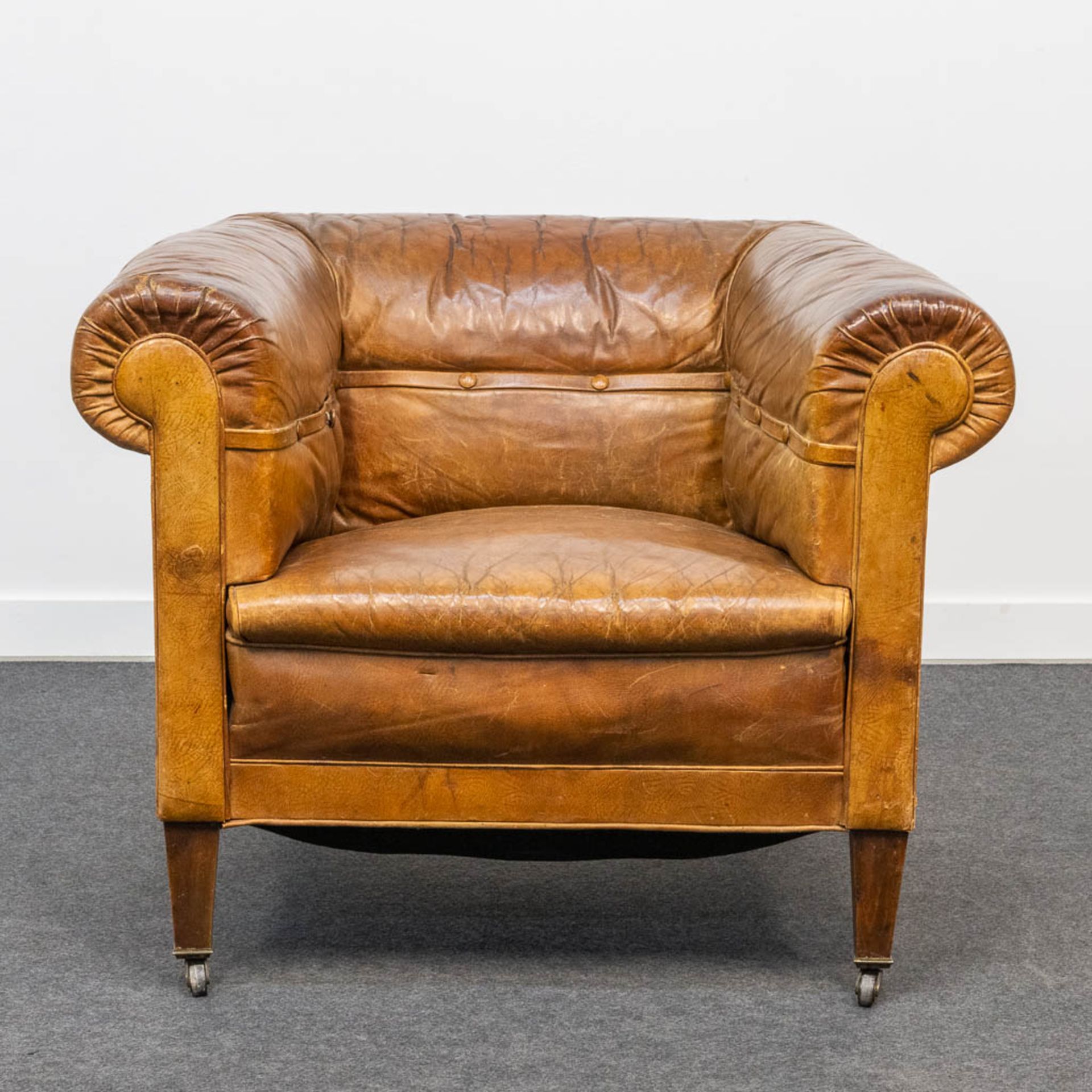 An antique leather club sofa. The first half of the 20th century. (85 x 88 x 70 cm) - Bild 9 aus 18