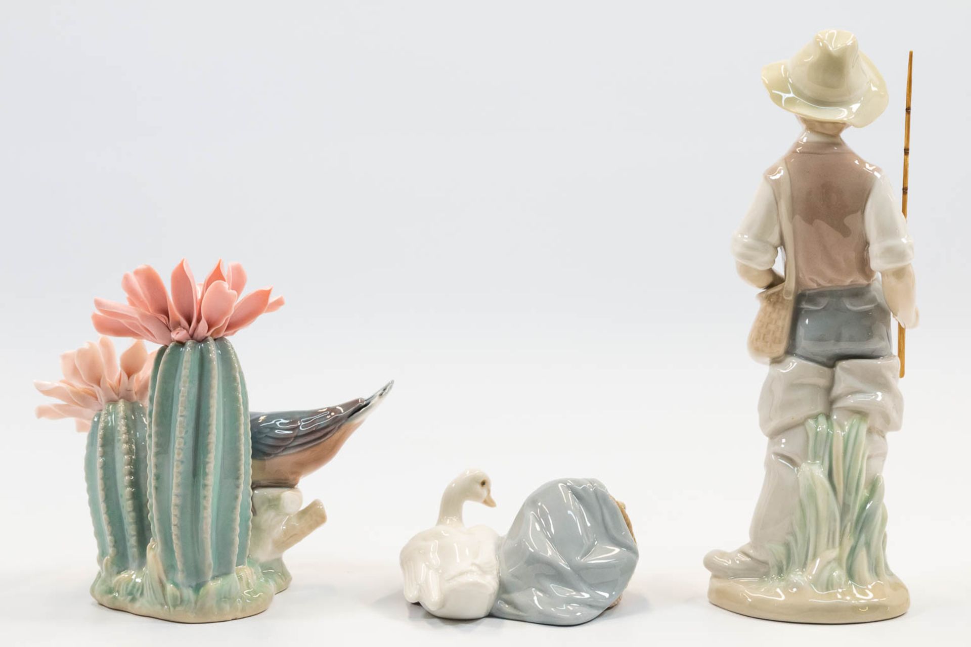 A collection of 6 porcelain figurines of animals and a fisherman, marked Lladro, made in Spain. (22  - Bild 9 aus 10