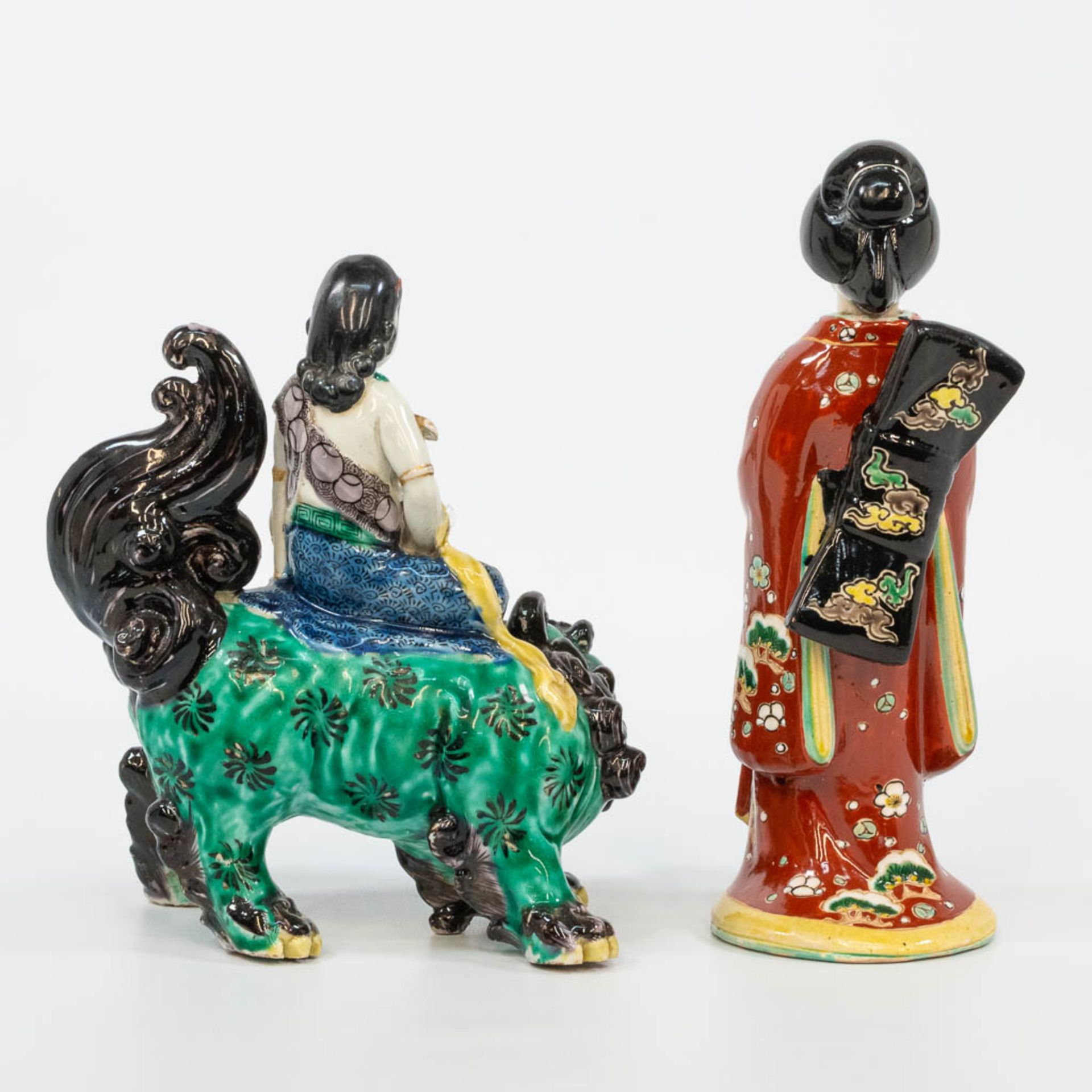 A collection of 3 Chinese earthenware and porcelain statues. (8 x 9 x 26 cm) - Bild 12 aus 15