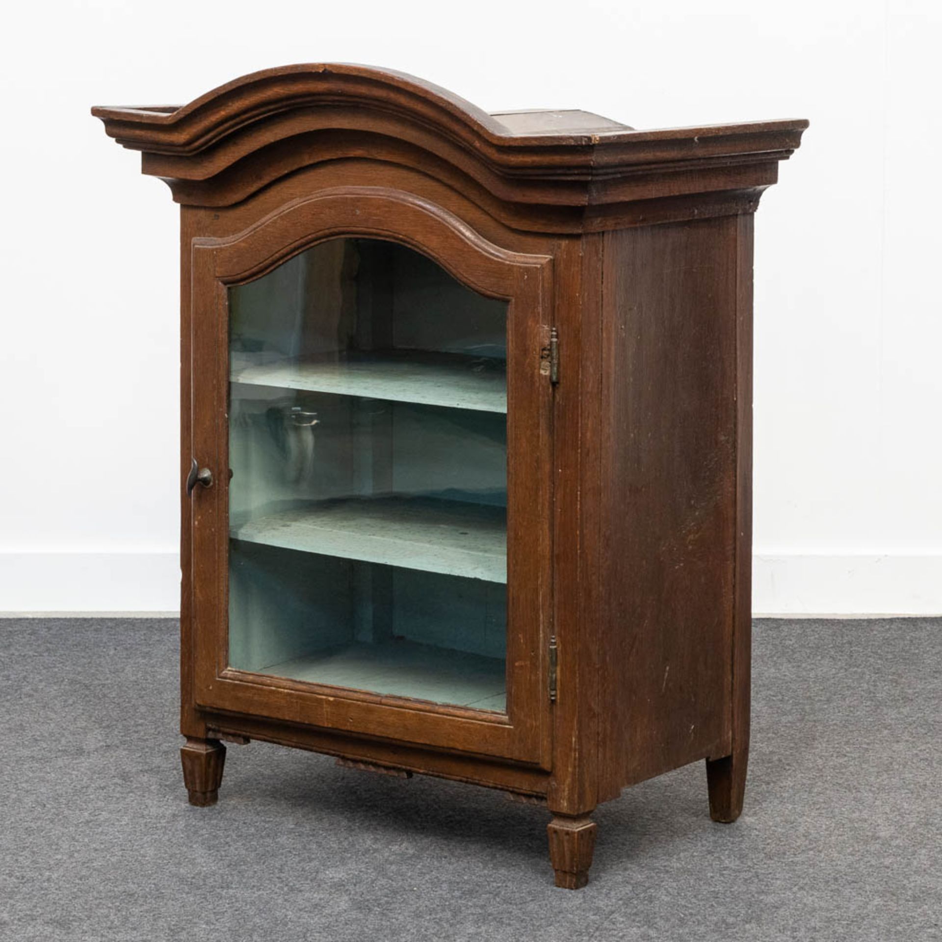 A small antique display cabinet. 18th century. (38 x 63 x 79 cm) - Bild 12 aus 14