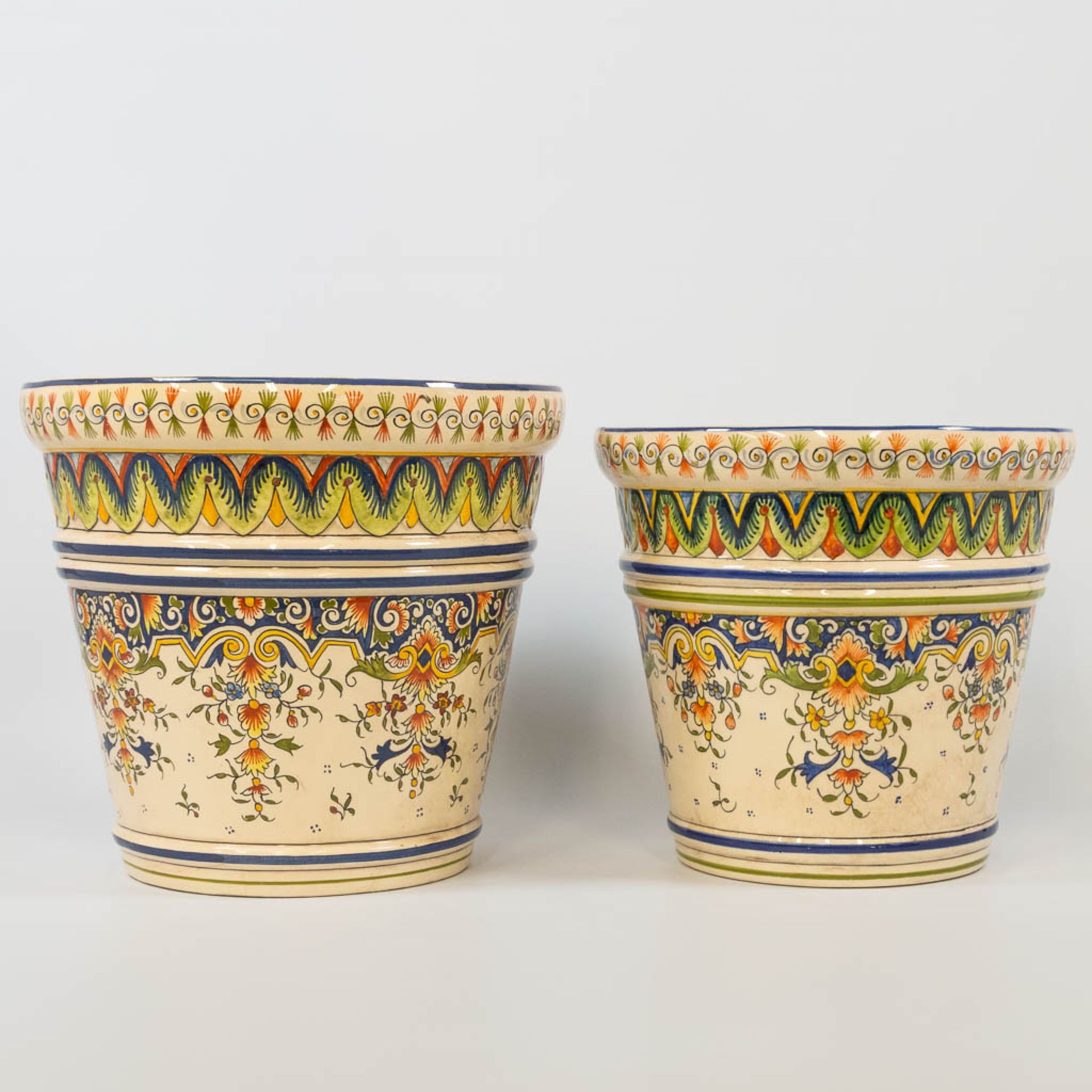 A collection of 2 cache-pots in two sizes with hand-painted decor, made of faience in Rouen, France. - Bild 6 aus 12