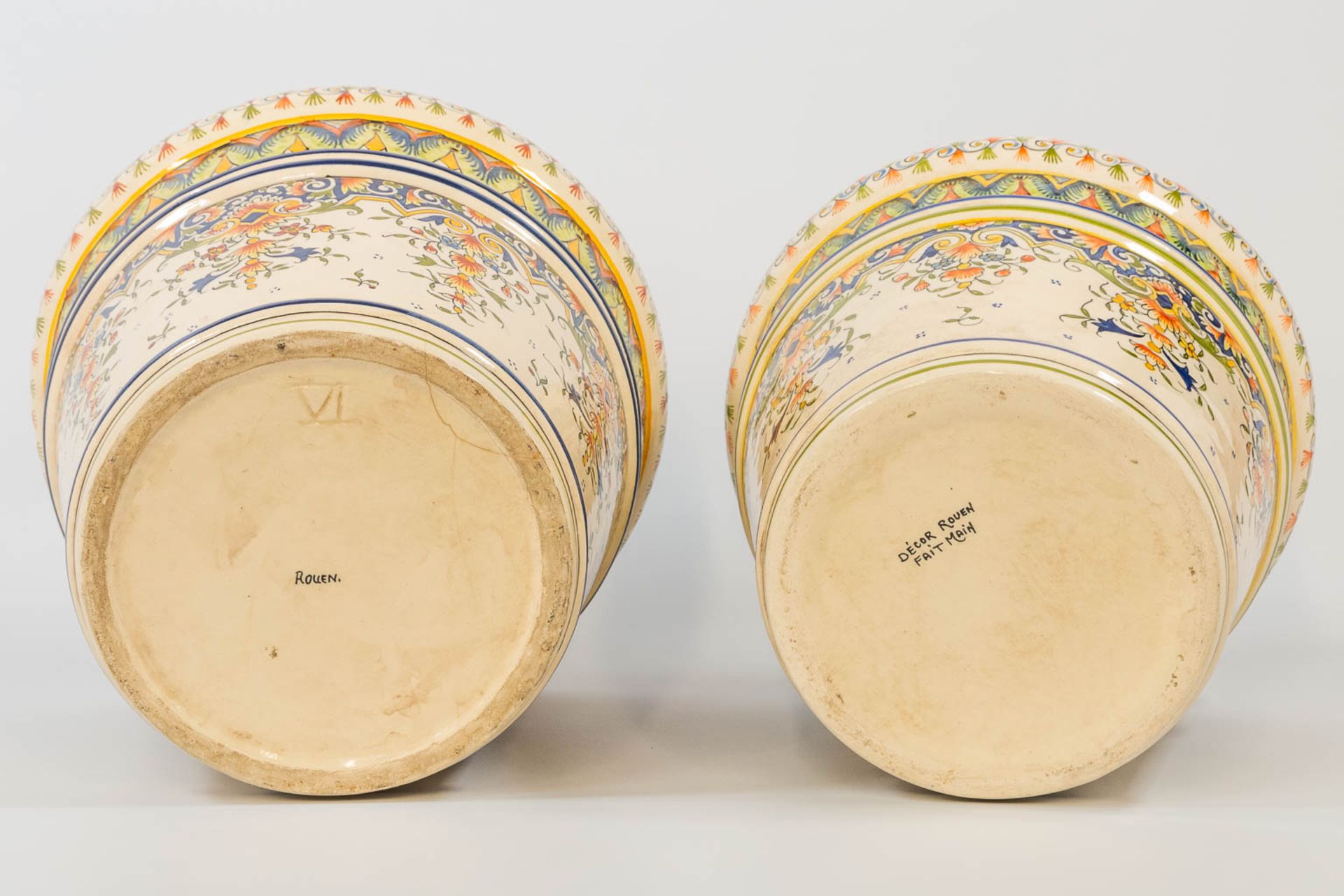 A collection of 2 cache-pots in two sizes with hand-painted decor, made of faience in Rouen, France. - Bild 7 aus 12
