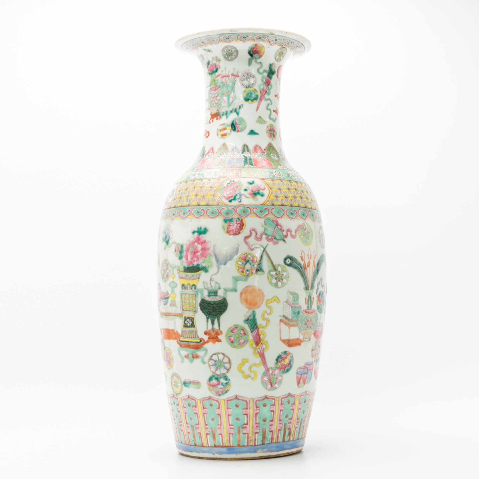 A Chinese vase with decor of symbols of happiness. 19th/20th century. (61 x 25 cm) - Bild 3 aus 20