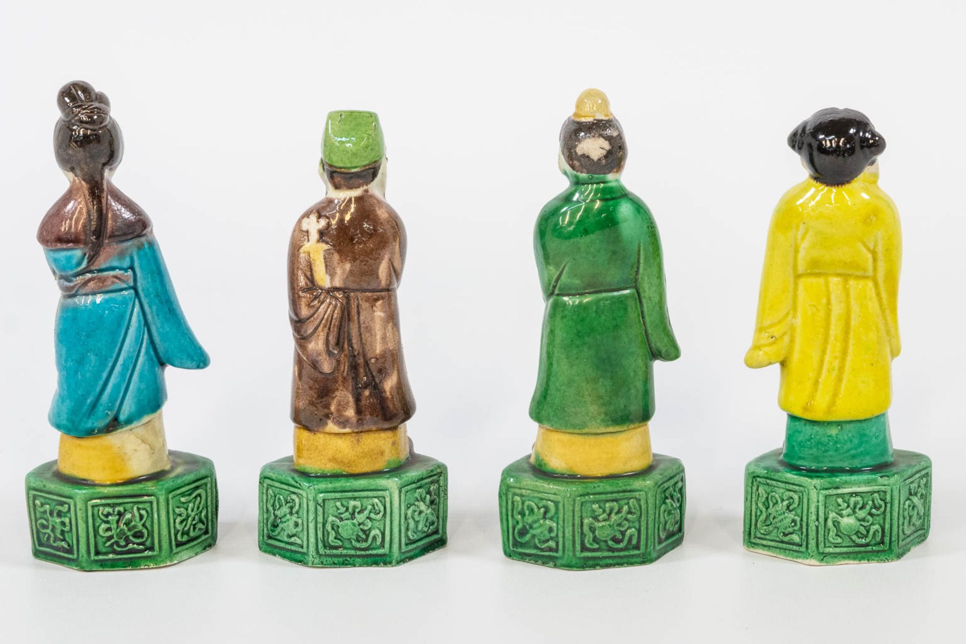 A collection of 13 Chinese and Japanese statues made of porcelain and ceramics. (10 x 11 x 25 cm) - Bild 13 aus 17