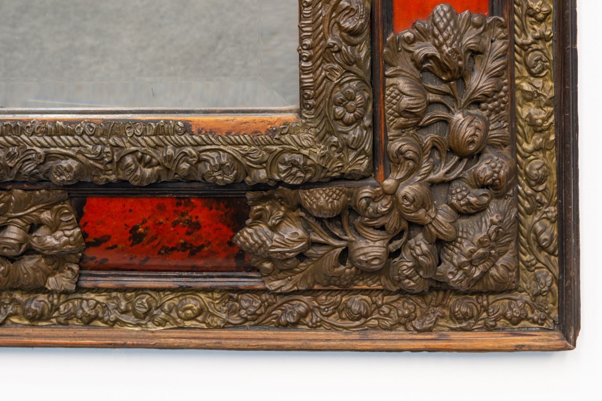 An antique mirror made of glass, copper and tortoise shell. 19th century. (94 x 113 cm) - Bild 5 aus 8