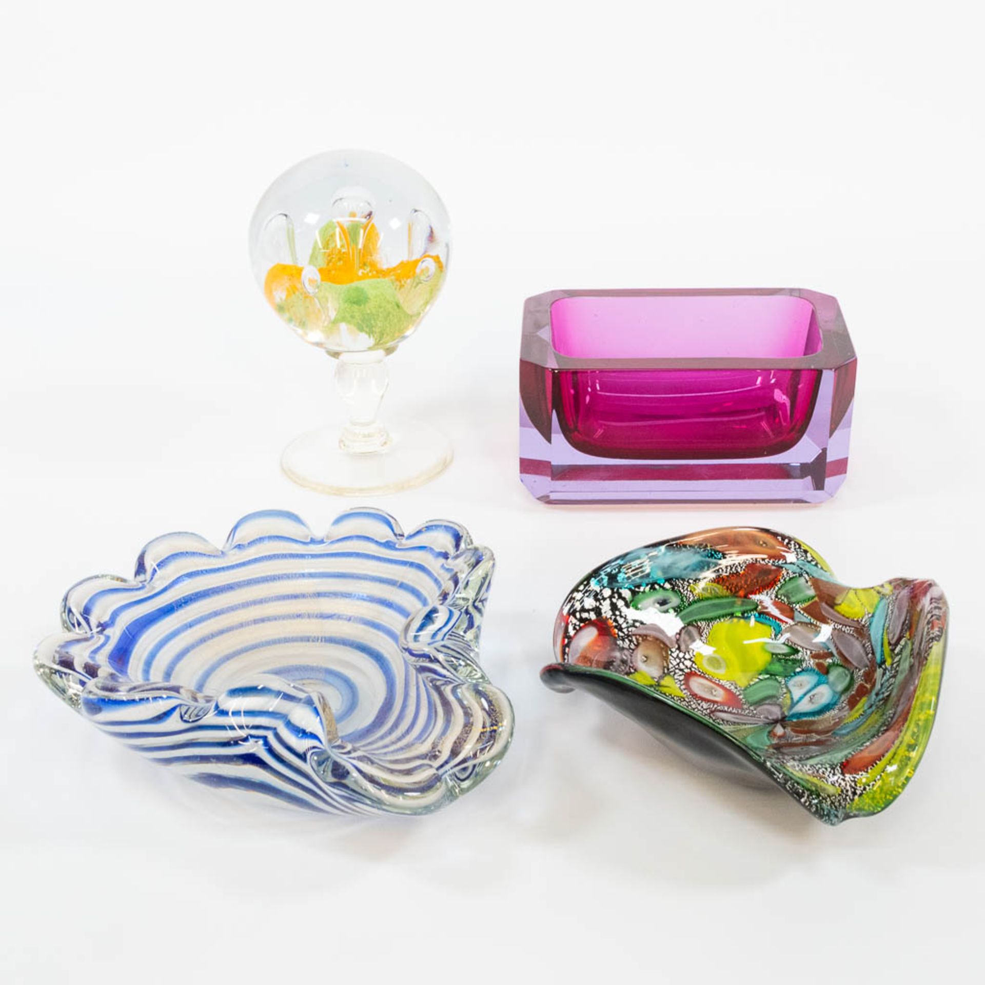 An assembled collection of glass and crystal items, made in Murano, Belgium. (10 x 15,5 x 7,5 cm)