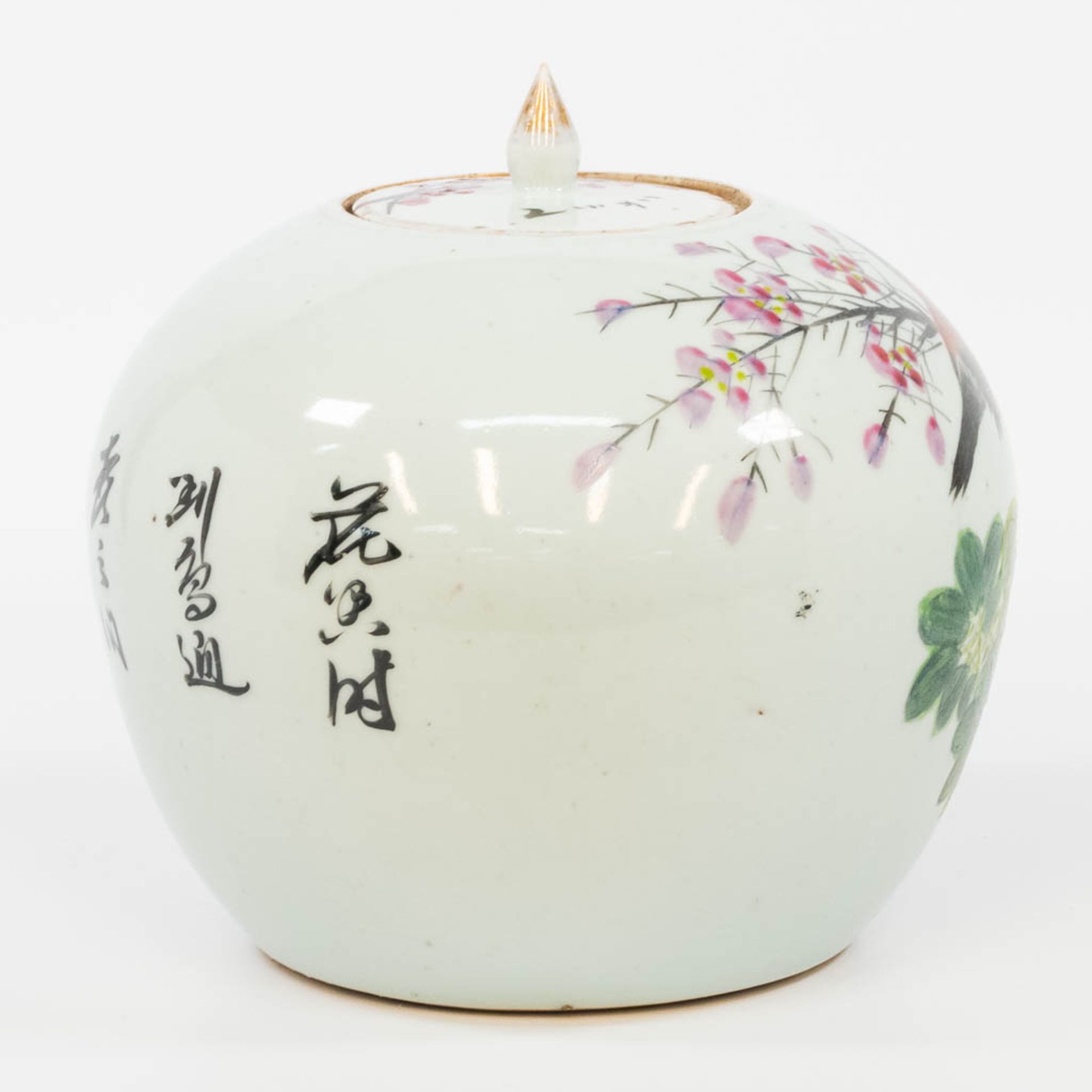 A Chinese ginger jar with hand-painted decor. (21,5 x 21 cm) - Bild 5 aus 15