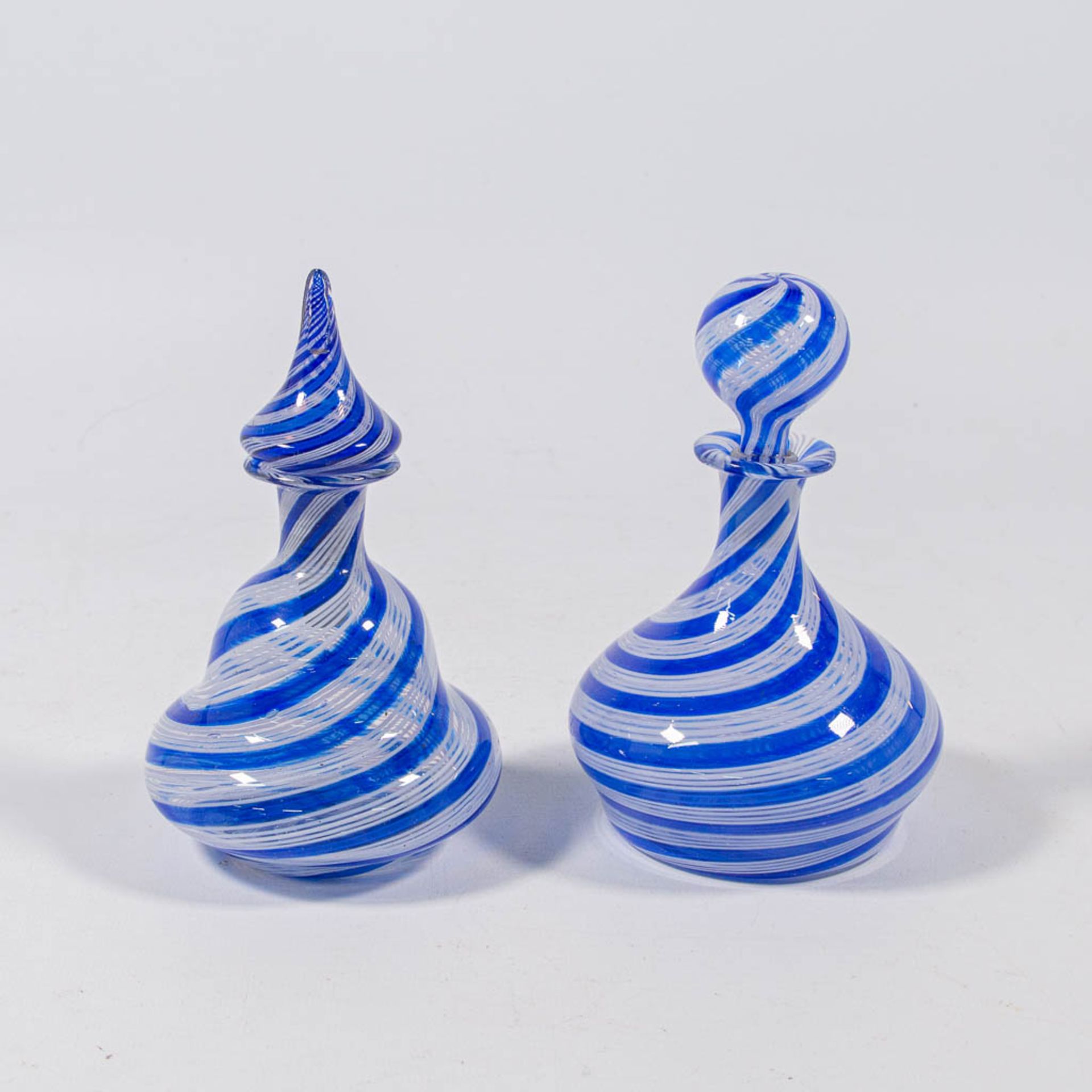 A pair of decanters with stopper, made in Murano, Italy around 1950. (15 x 9 cm) - Image 3 of 17
