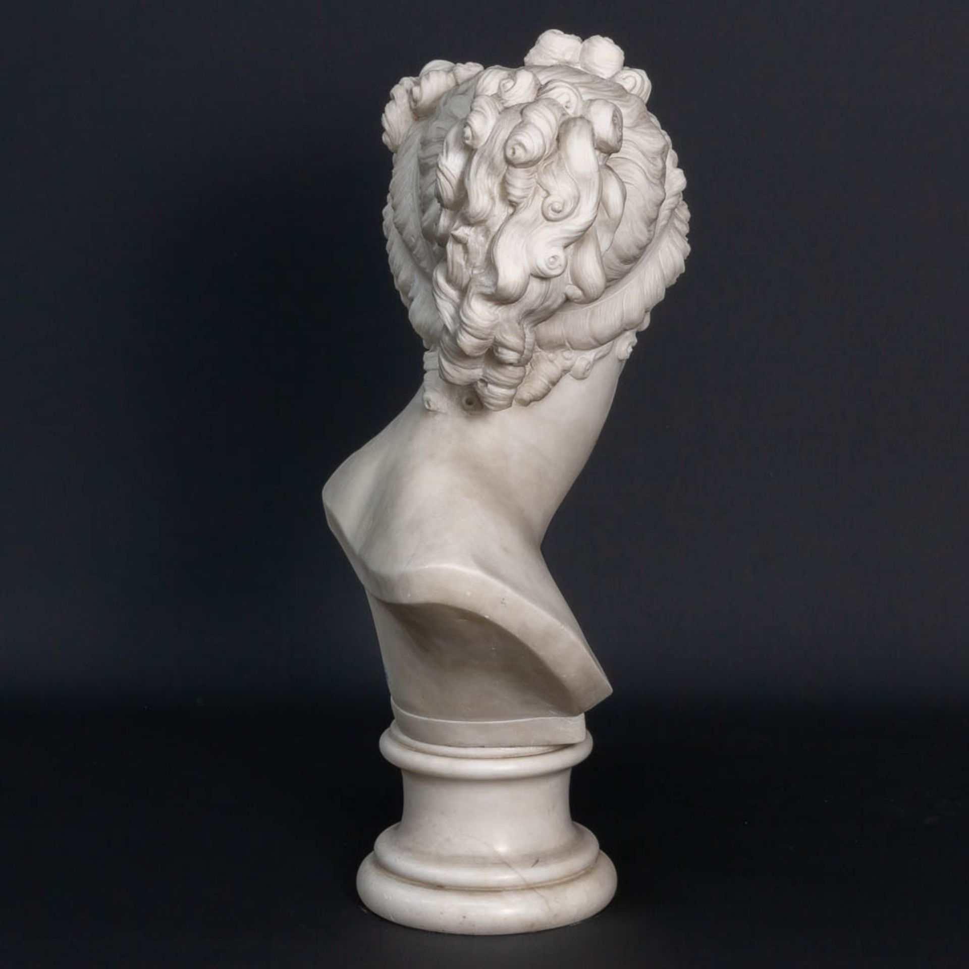 An imposing and beautiful bust of a lady, sculptured in white Carrara marble and marked G. Pettini a - Bild 5 aus 8