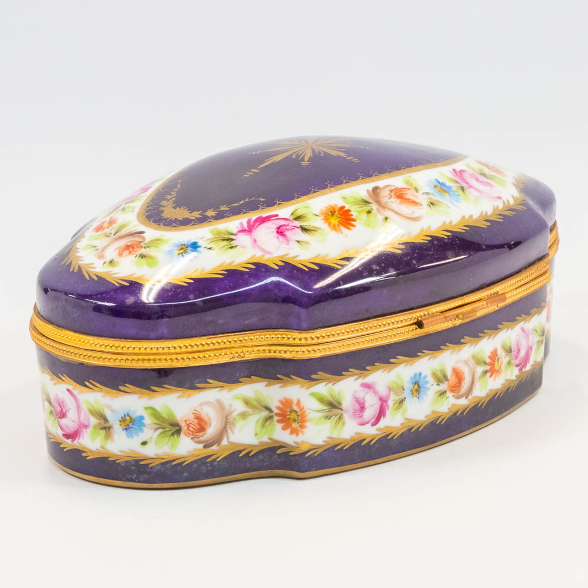 A porcelain trinklet box mounted with bronze and  hand-painted decor and marked JD. Made in Limoges, - Bild 14 aus 15