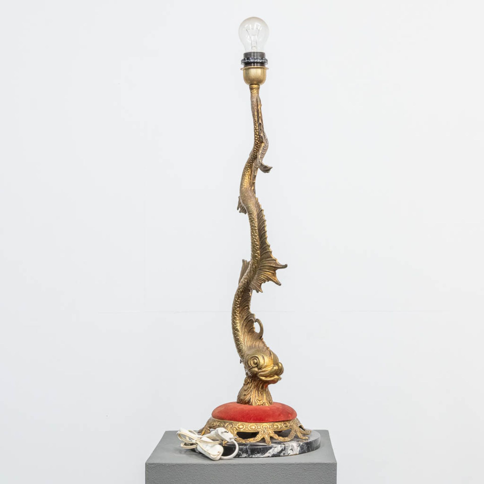A table lamp made of bronze on a marble base in the shape of a fish. The second half of the 20th cen - Bild 9 aus 11