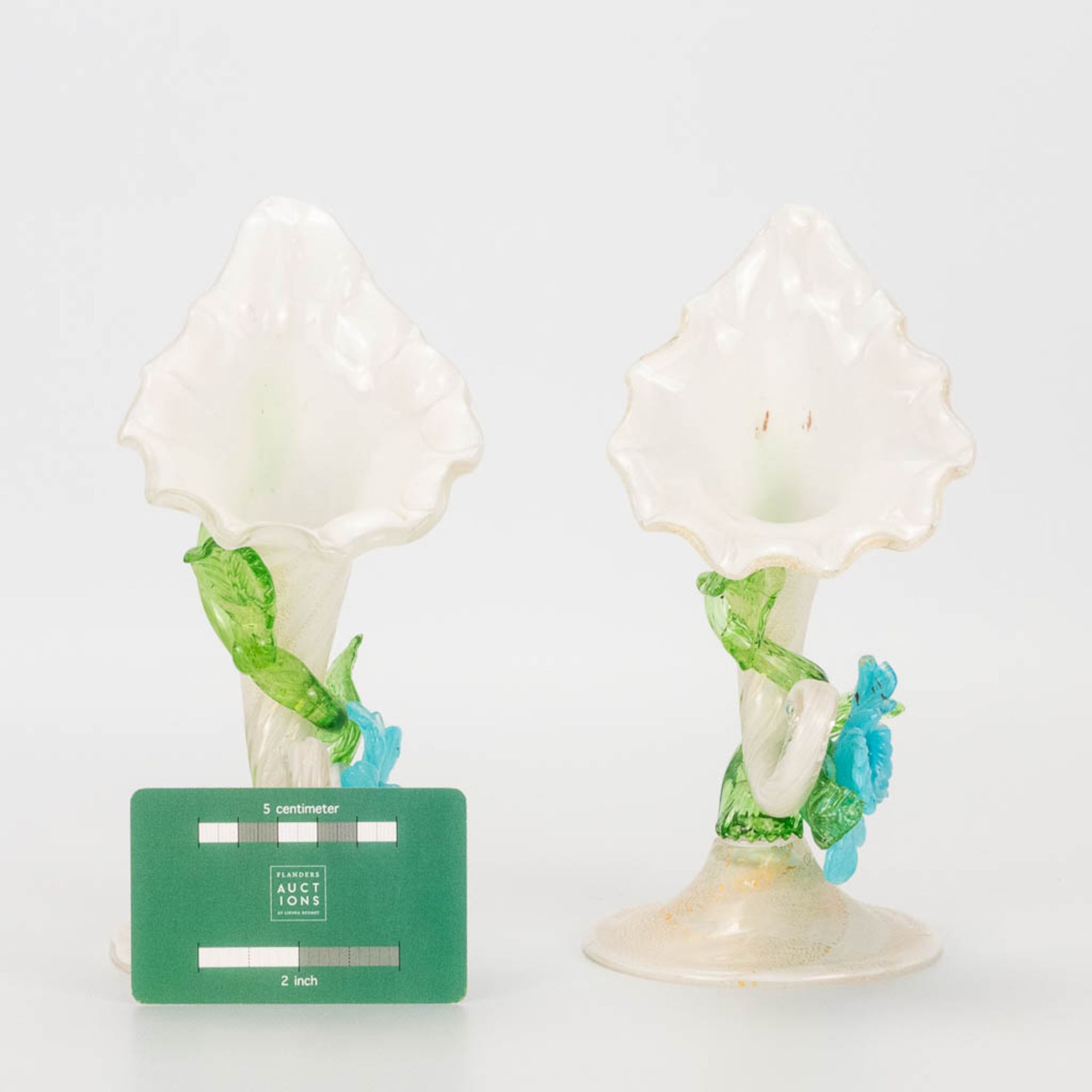 A pair of hand-made display vases in the shape of a flower, made in Murano, Italy. (9,5 x 20 x 9 cm) - Bild 11 aus 23