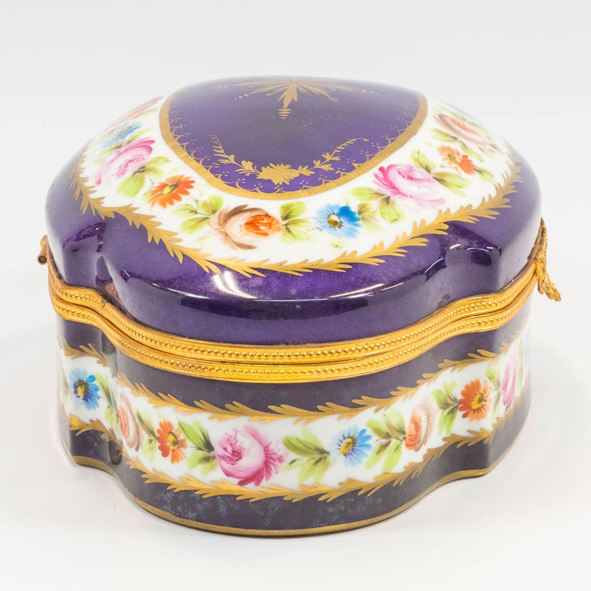 A porcelain trinklet box mounted with bronze and  hand-painted decor and marked JD. Made in Limoges, - Bild 6 aus 15