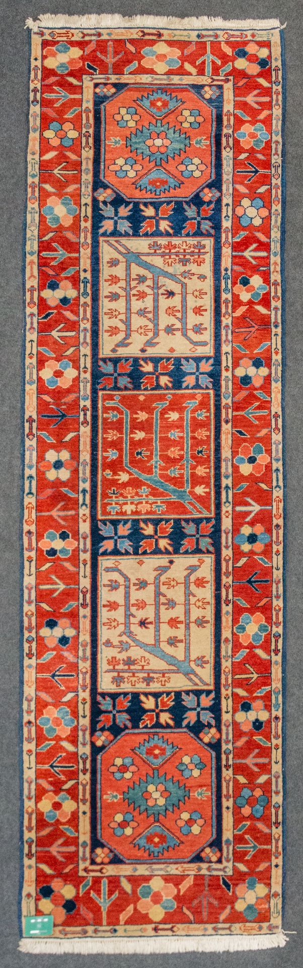 A collection of 2 eastern Kelim hand-made carpets. (84 x 272)(85 x 101). - Bild 17 aus 17