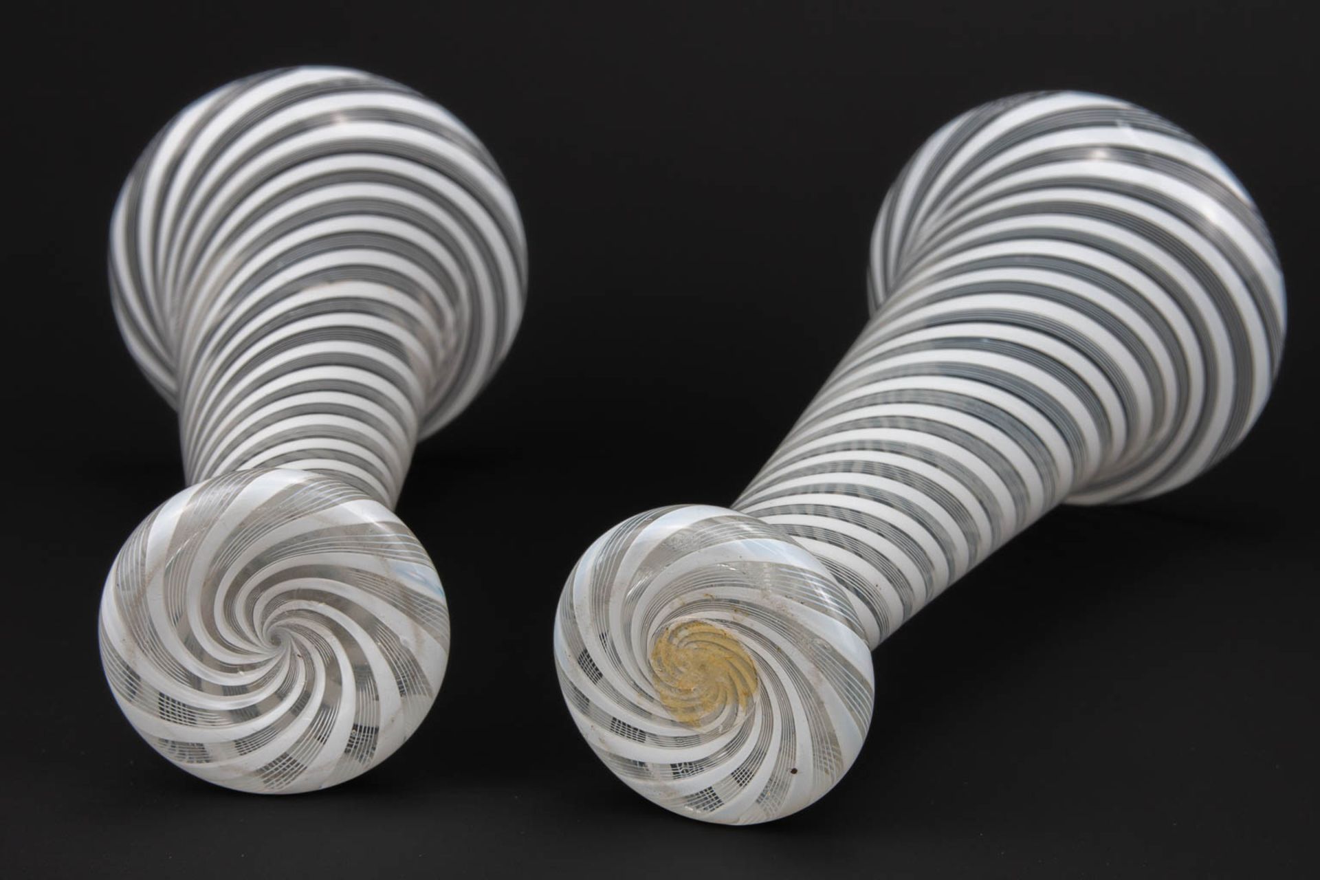 A pair of vases made of glass in Murano, Italy, around 1900. (16 x 7 cm) - Image 6 of 11