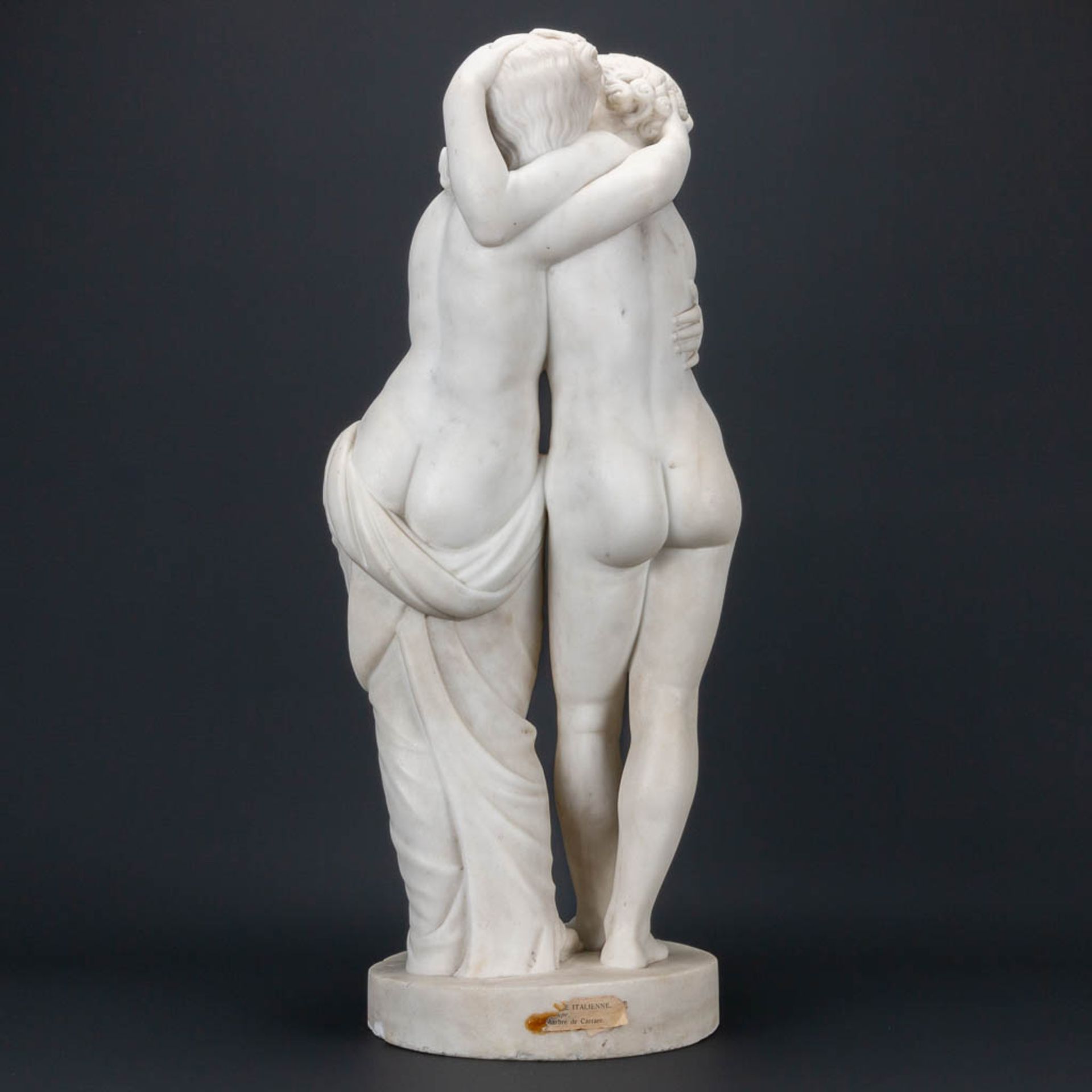 No signature found, a Carrara marble statue 'The Kiss', made in Italy, 19th century. (19 x 20 x 56 c - Bild 7 aus 13