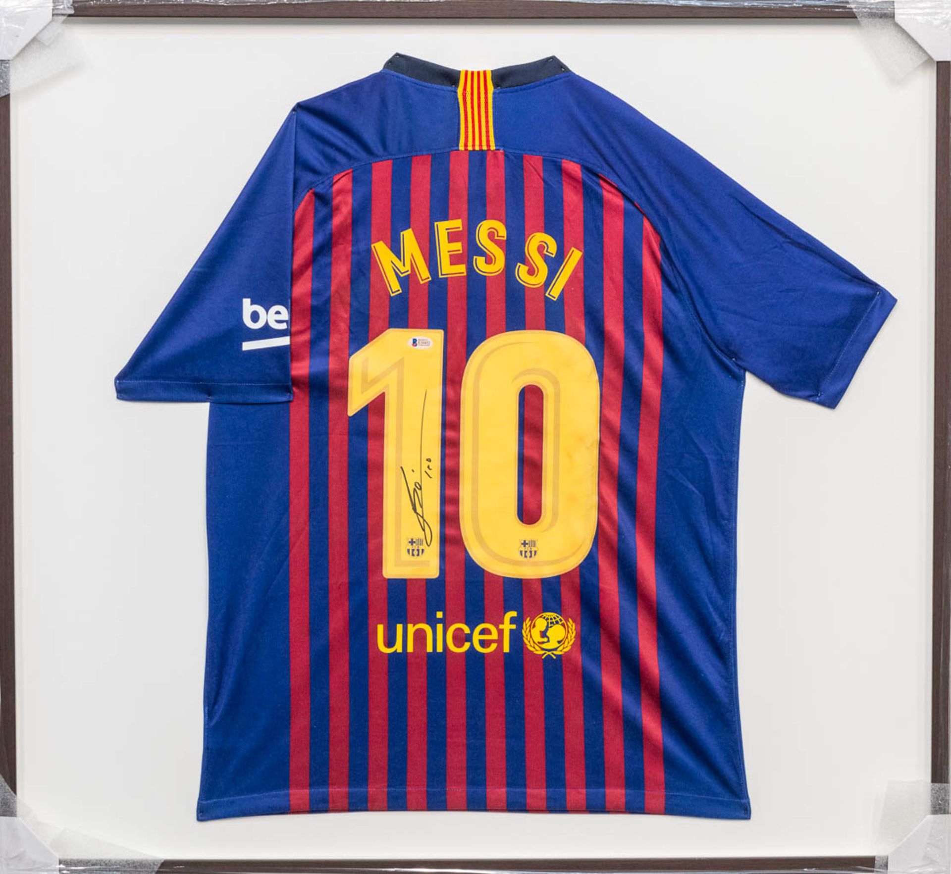 A soccer jersey of FC Barcelona with No 10 and signed by Lionel MESSI, framed. (77 x 75 cm)