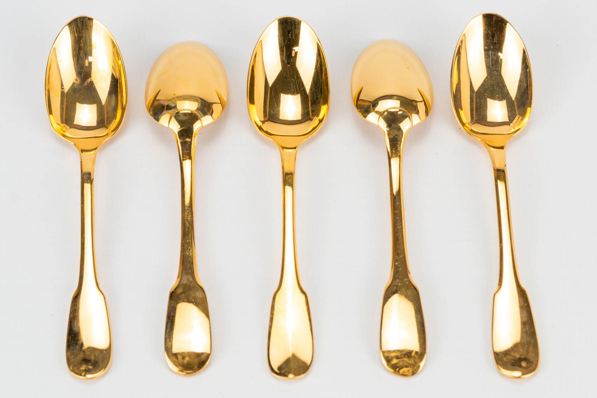 A collection of Christofle silver-plated and gold-plated items. 12 spoons, a cake server, 2 napkin r - Bild 6 aus 14