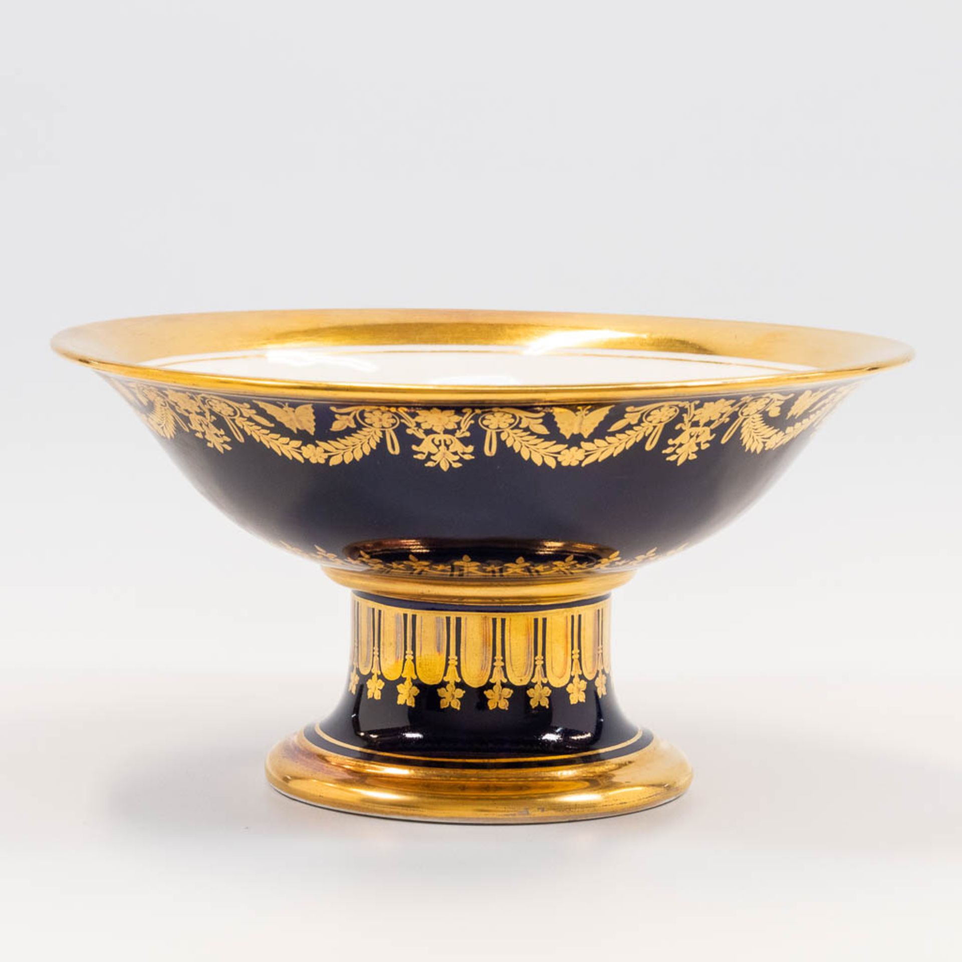 A tazza made in Limoges with cobalt blue and gold hand-painted decor. (11 x 21 cm) - Bild 3 aus 9