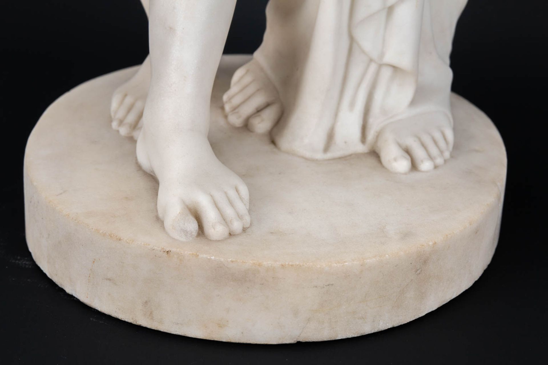 No signature found, a Carrara marble statue 'The Kiss', made in Italy, 19th century. (19 x 20 x 56 c - Bild 10 aus 13