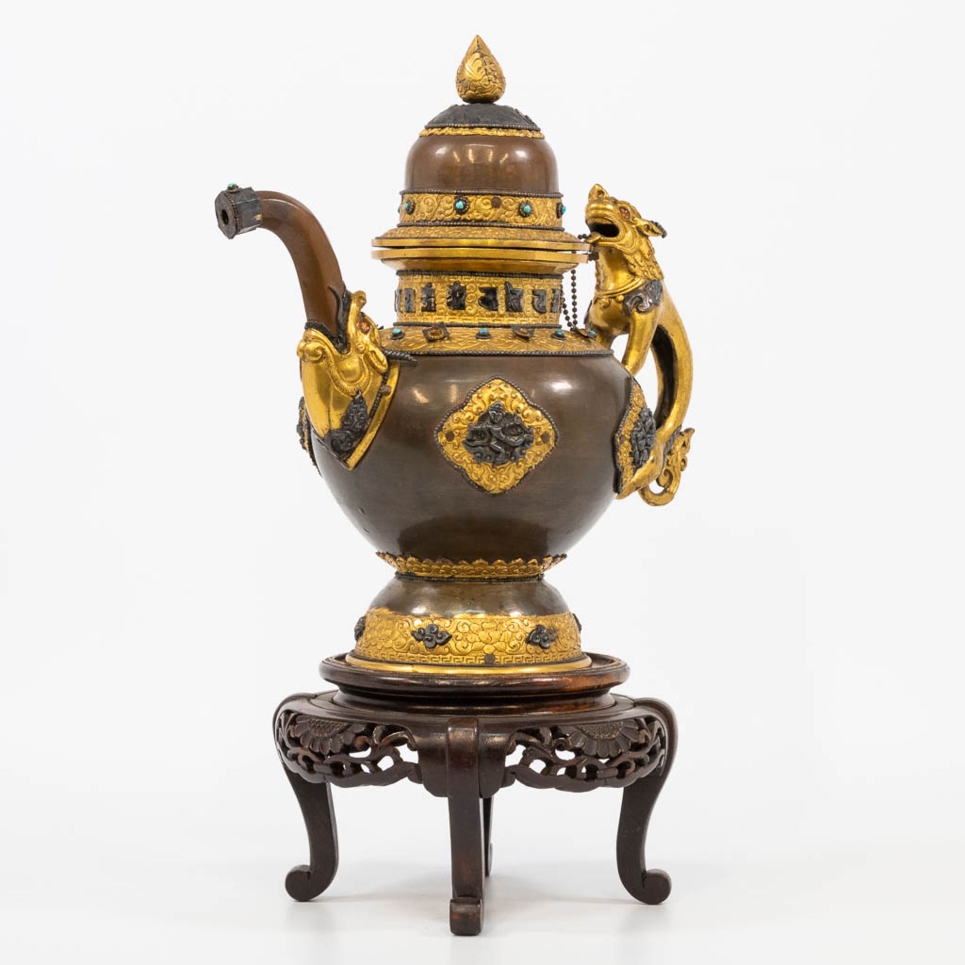 An exceptional Tibetan/Nepalese ceremonial ewer made of copper with gilt decorations - Bild 7 aus 20