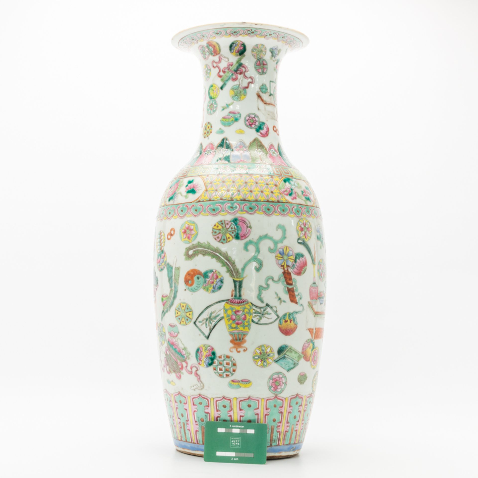 A Chinese vase with decor of symbols of happiness. 19th/20th century. (61 x 25 cm) - Bild 2 aus 20