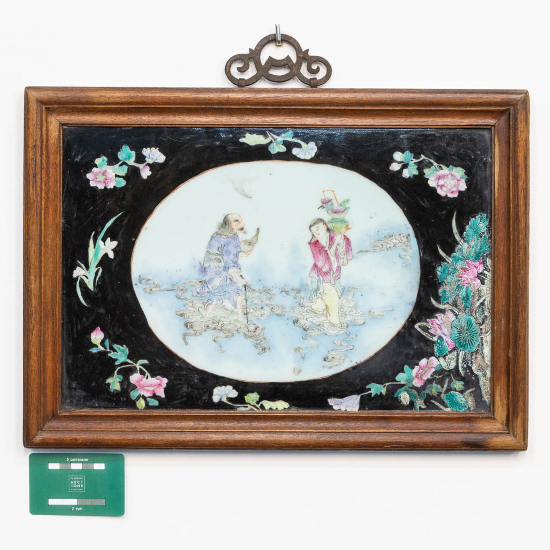 A pair of porcelain wall plaques Chinese porcelain, Famille noir with images of the immortals. 19th/ - Bild 3 aus 13