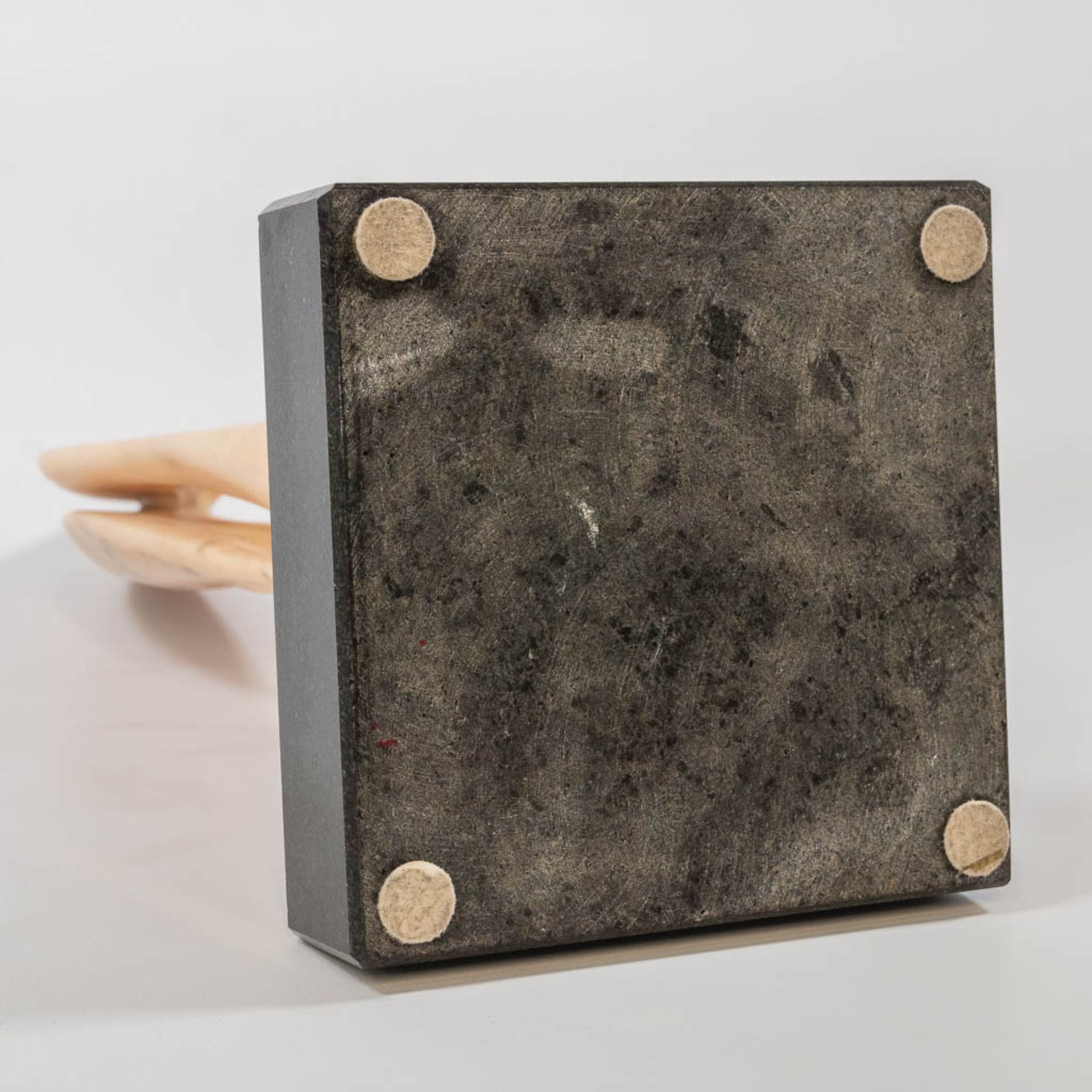 Pablo ATCHUGARRY (1954) untitled, pink Portugese marble on a black granite base. (16 x 15 x 53 cm) - Bild 13 aus 14