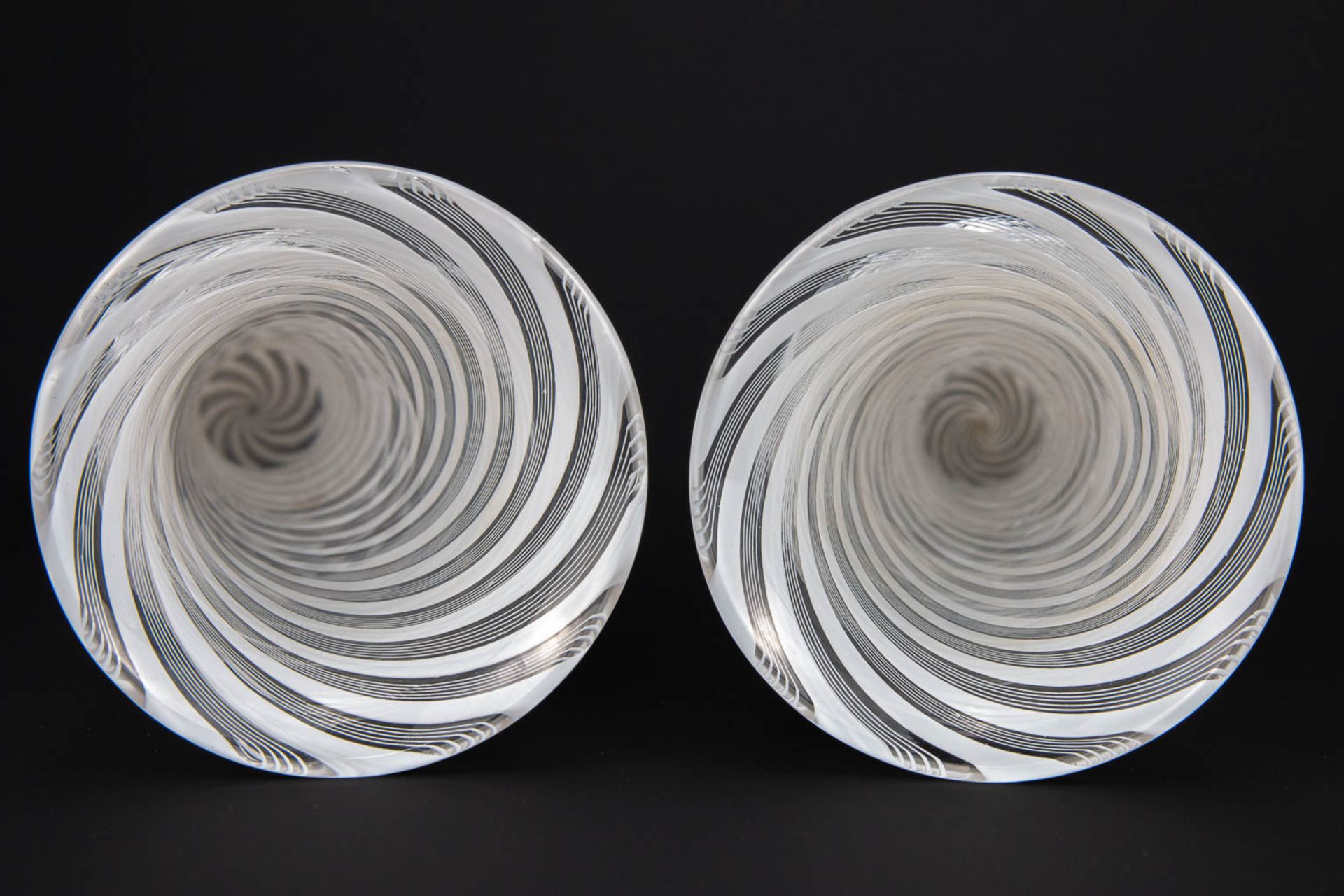 A pair of vases made of glass in Murano, Italy, around 1900. (16 x 7 cm) - Image 8 of 11