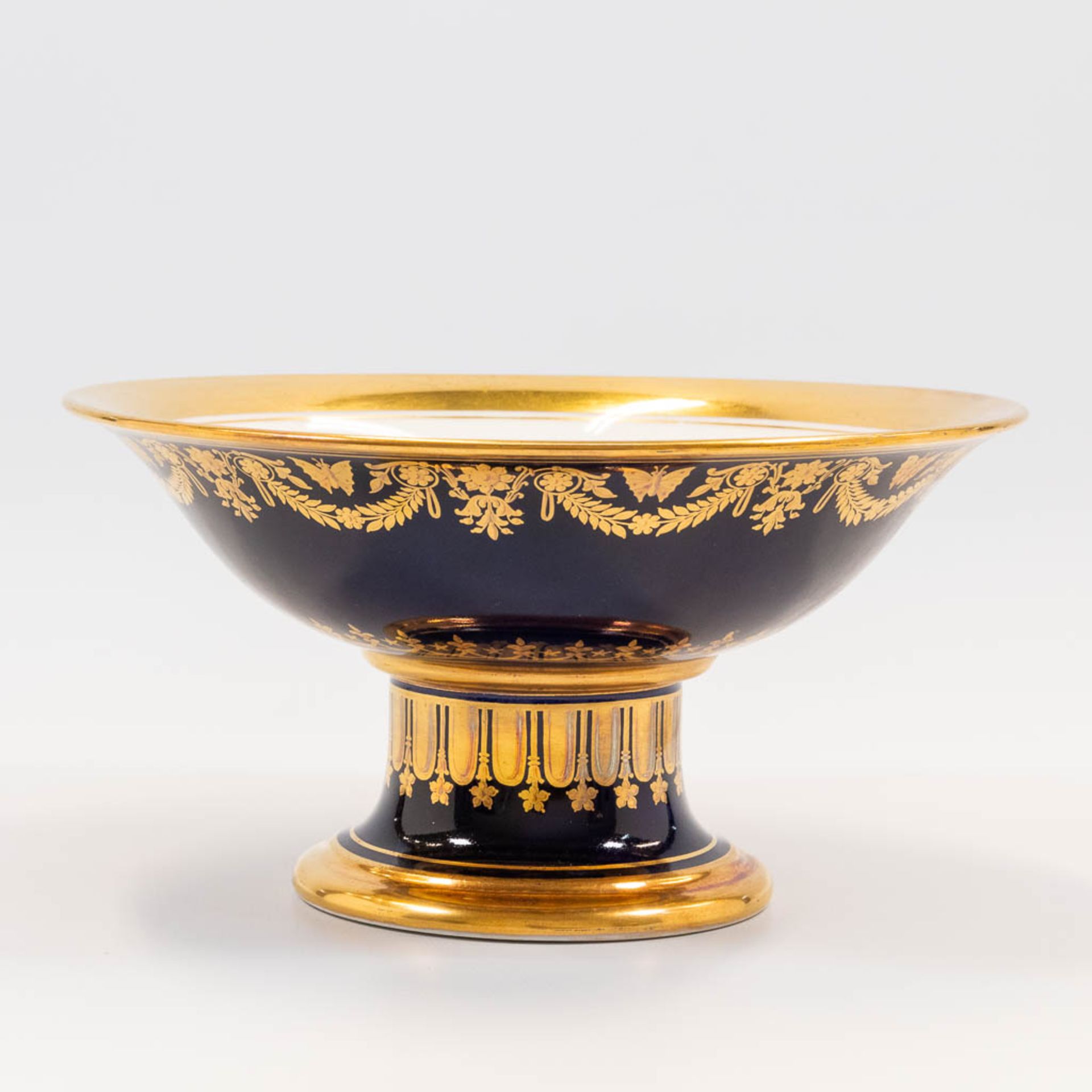 A tazza made in Limoges with cobalt blue and gold hand-painted decor. (11 x 21 cm) - Bild 5 aus 9