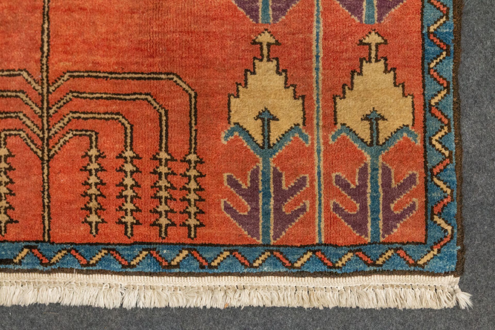 A collection of 2 eastern Kelim hand-made carpets. (84 x 272)(85 x 101). - Bild 8 aus 17