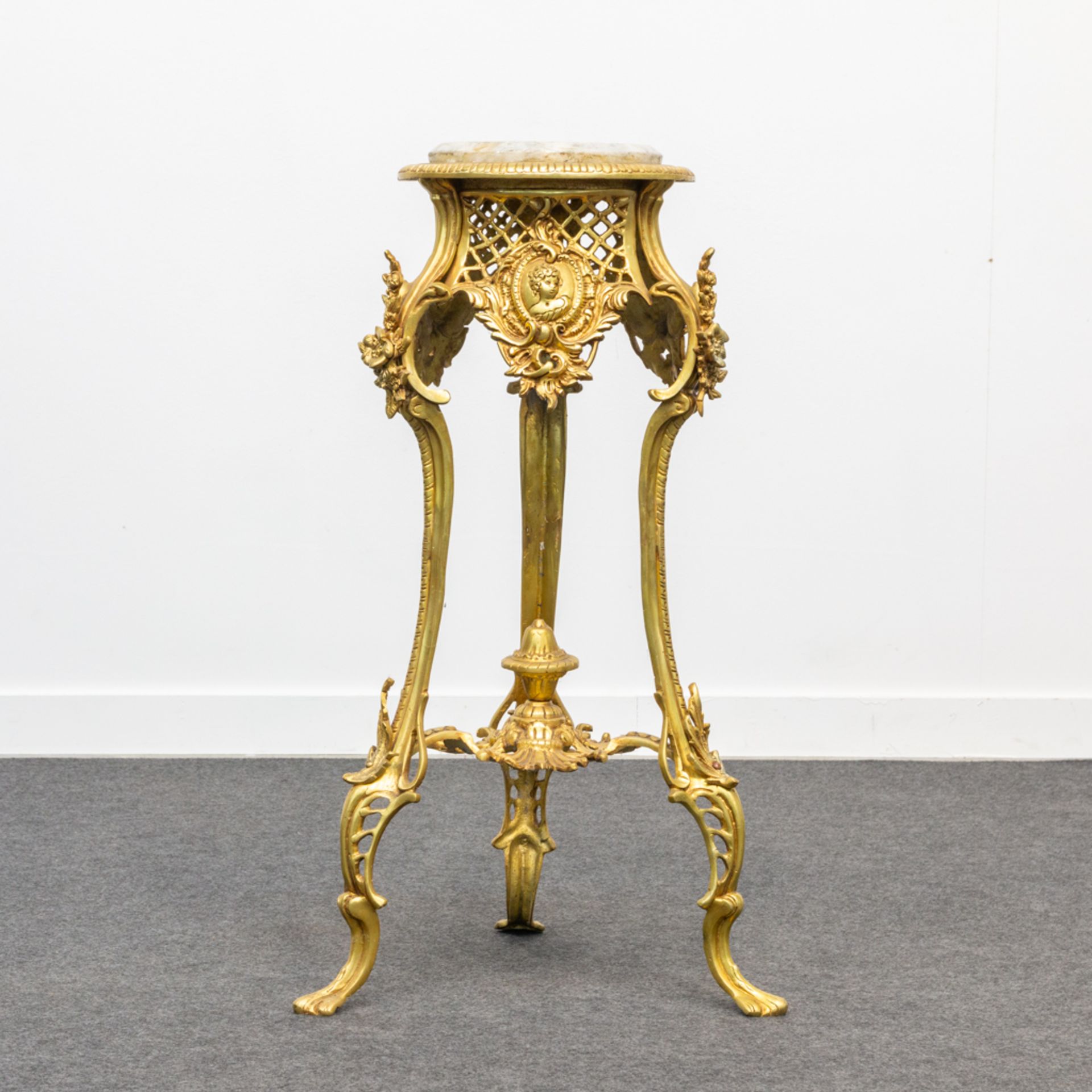 A side table in rococo style, made of bronze with a marble top. The second half of the 20th century. - Bild 5 aus 12