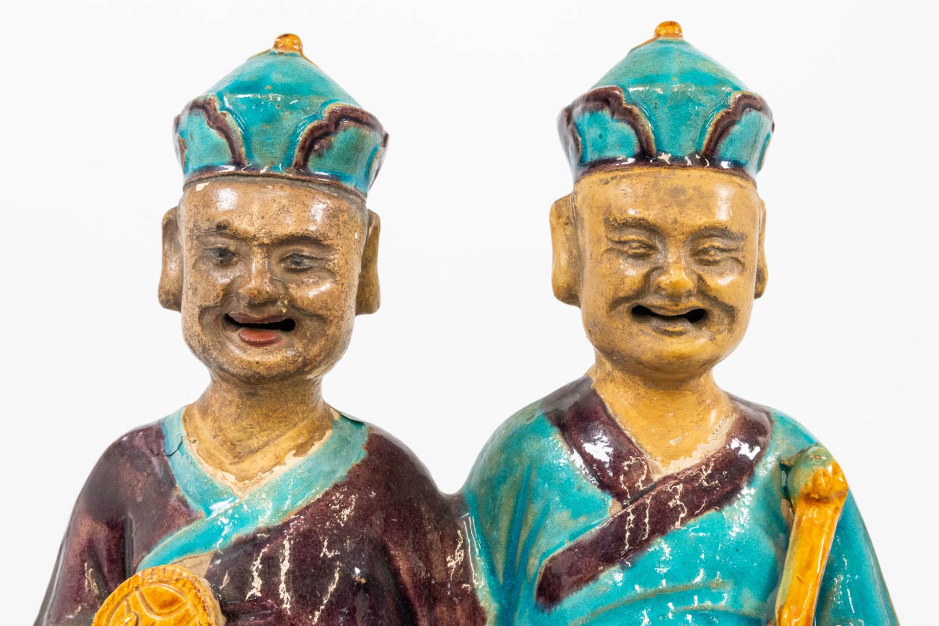 A statue made of glazed earthenware, a pair of Easern figurines. (8,5 x 24 x 41 cm) - Bild 13 aus 16