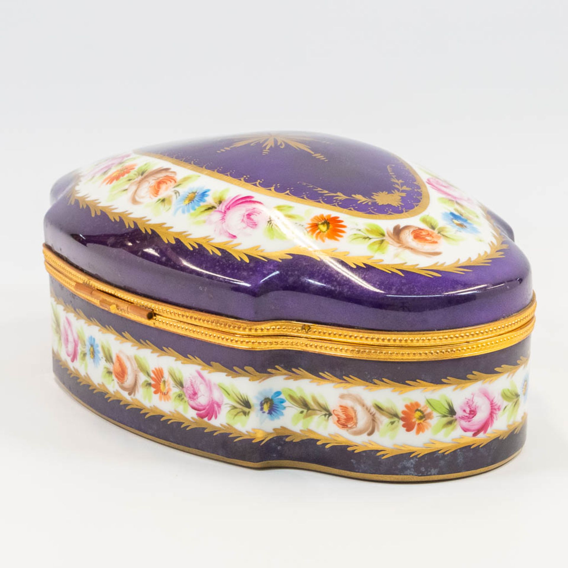 A porcelain trinklet box mounted with bronze and  hand-painted decor and marked JD. Made in Limoges, - Bild 5 aus 15