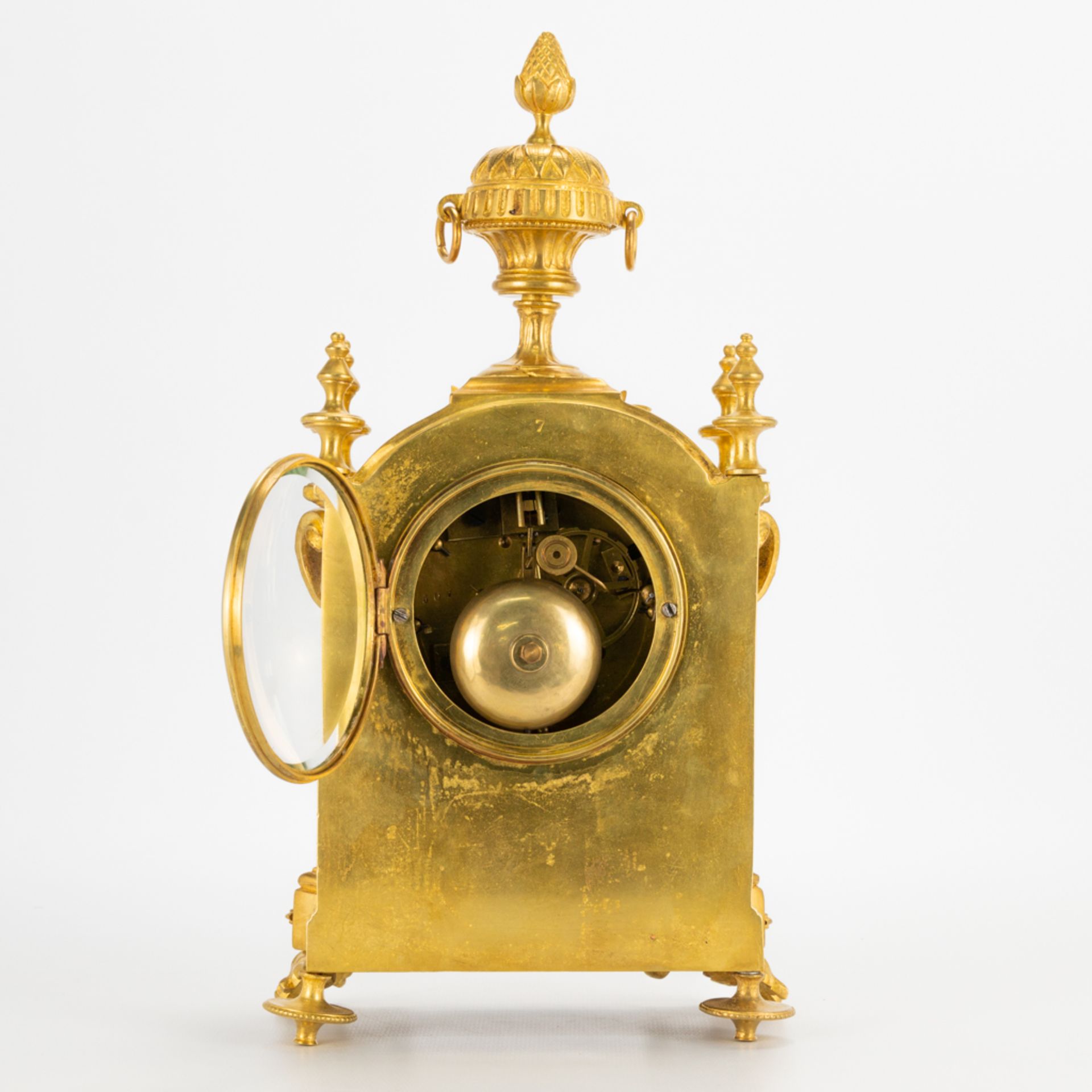 A ormolu gilt table clock made of bronze. 19th century. (10 x 17 x 31 cm) - Image 8 of 16