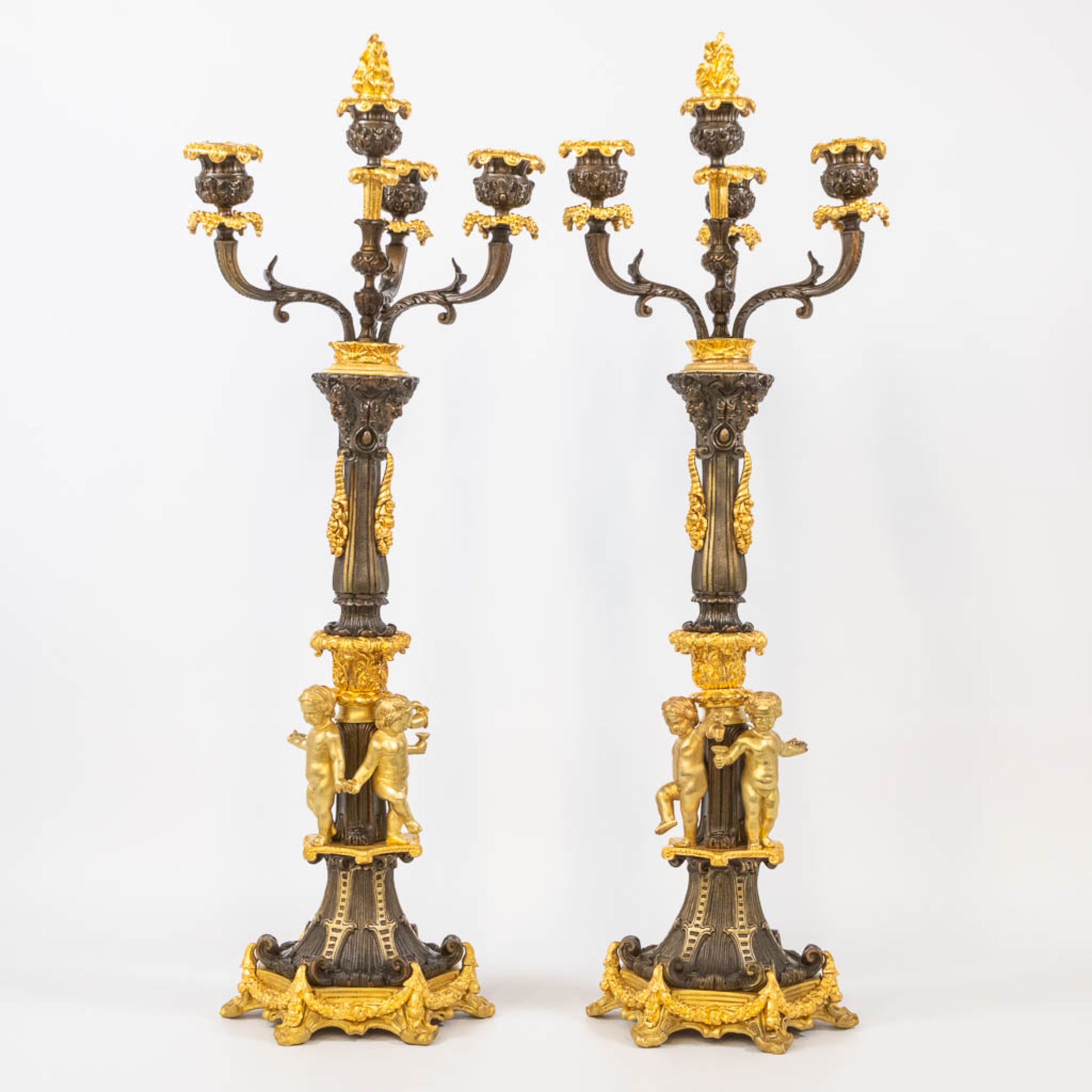 A pair of candelabra decorated with putti, combination of patinated and gilt bronze. 19th century. ( - Bild 9 aus 13