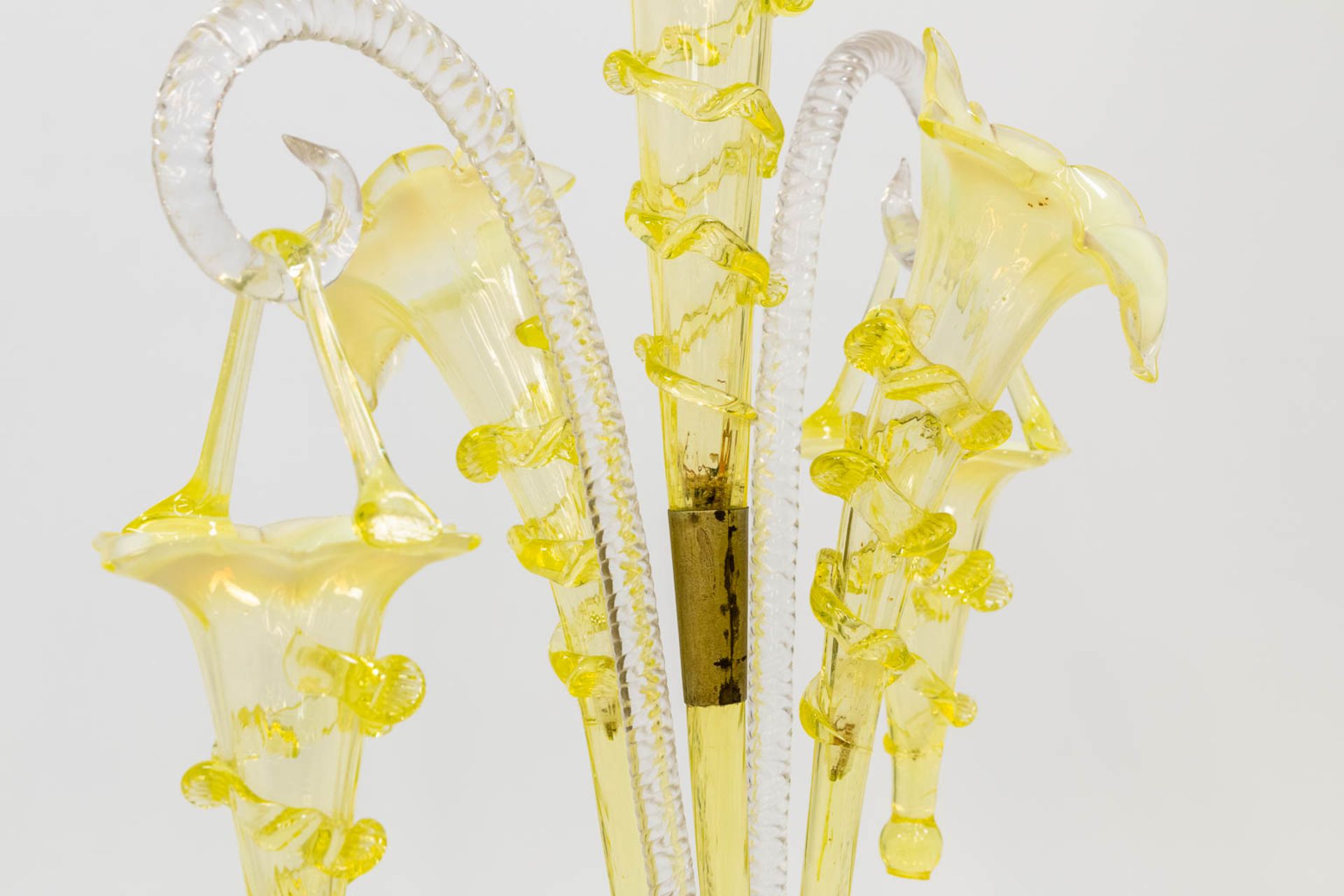 A yellow and clear glass table centrepiece pic-fleur, made in Murano, Italy. (25 x 28 x 45 cm) - Image 14 of 15