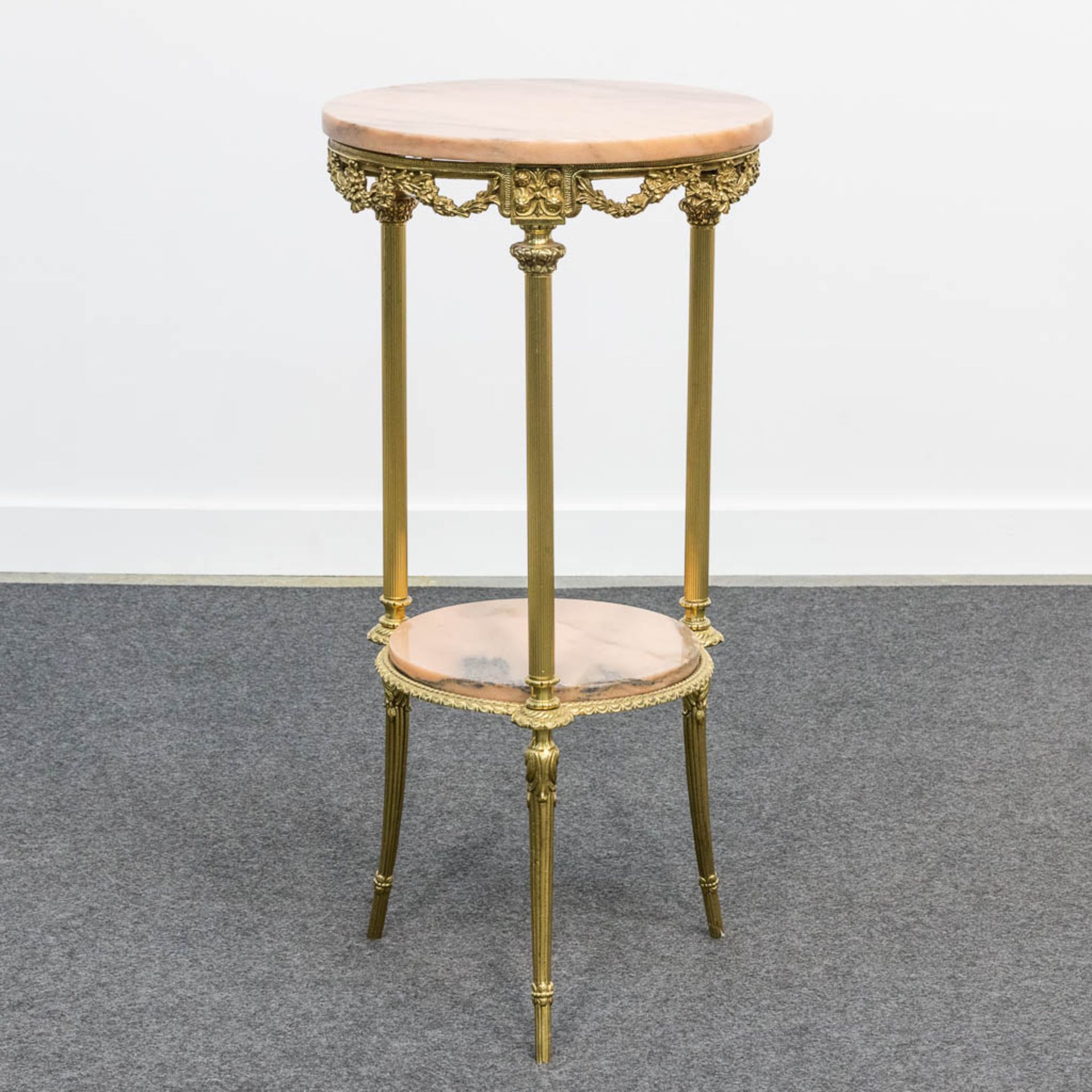 A two-tier side table made of bronze and with pink marble tops. (72 x 34,5 cm) - Bild 10 aus 12
