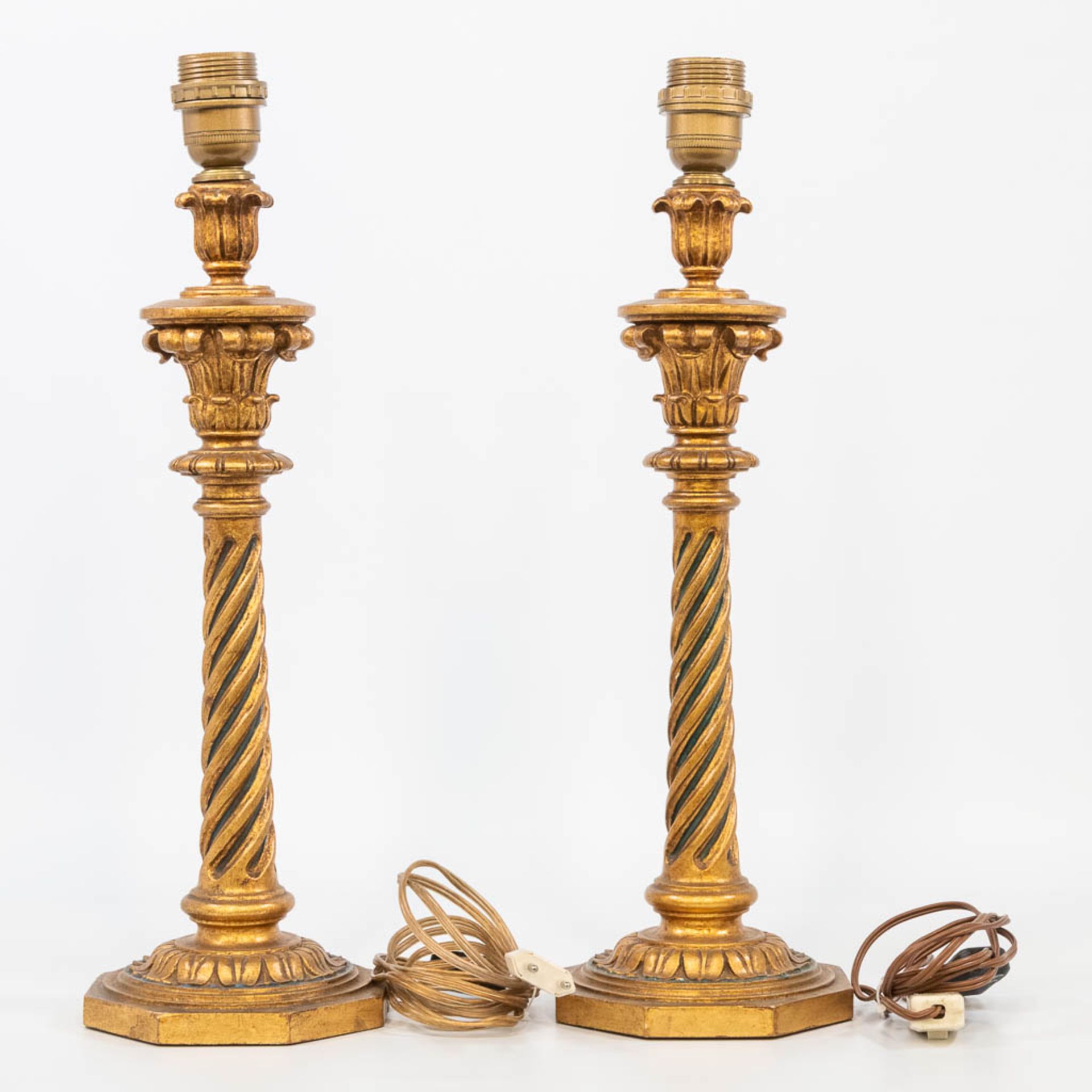 A pair of table lamps made of gilt sculptured wood. (42 x 15 cm) - Bild 5 aus 10