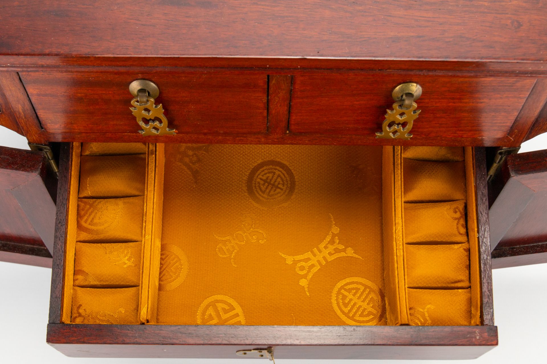 A jewelry box in the shape of an Oriental cabinet. The second half of the 20th century. (18,5 x 34,5 - Bild 12 aus 16