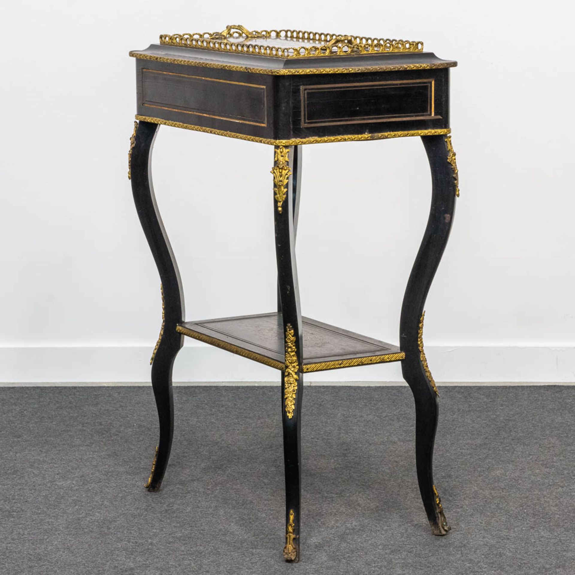 A Napoleon 3 side table, mounted with ormolu bronze and finished with a serving tray. (35 x 55 x 82  - Bild 7 aus 16