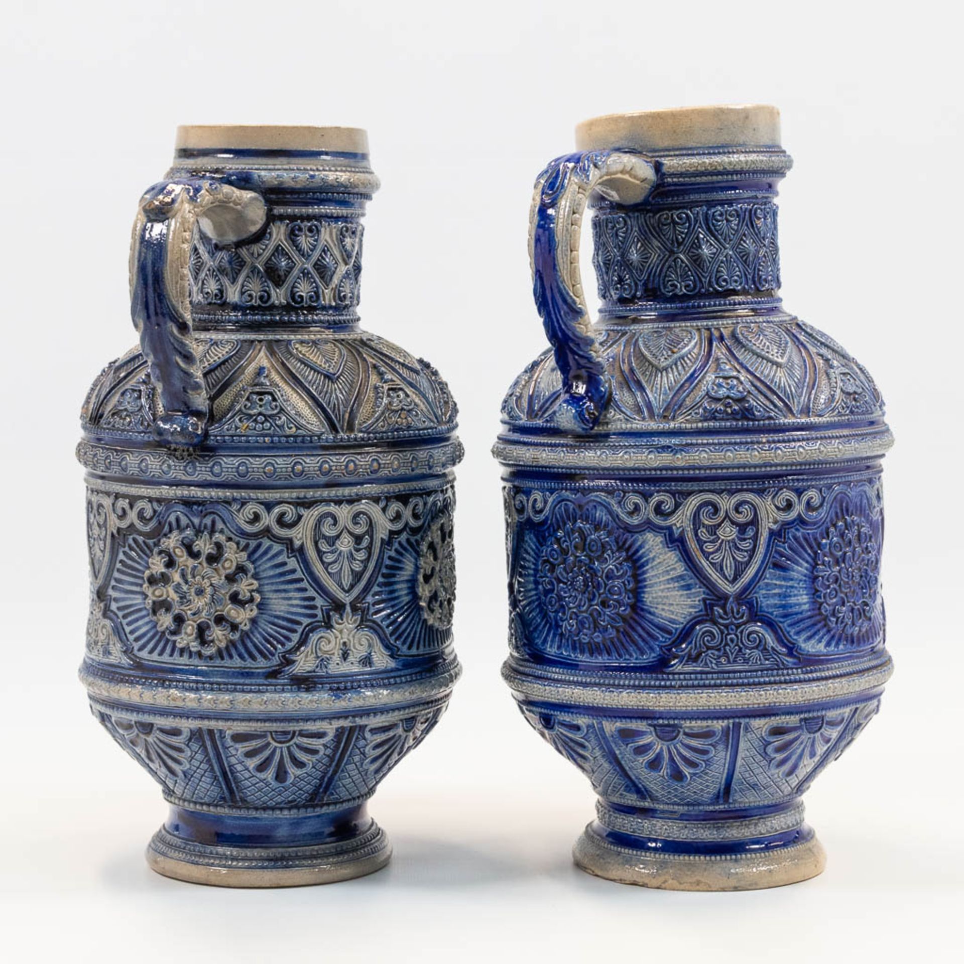 A collection of 2 Westerwald Pitchers with blue glaze, of which one has a Bartmann. (32 x 18 cm) - Image 6 of 14