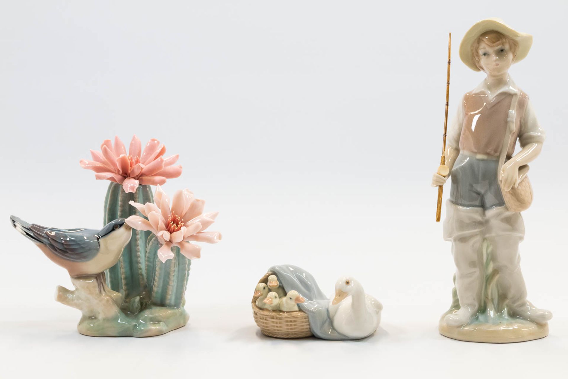 A collection of 6 porcelain figurines of animals and a fisherman, marked Lladro, made in Spain. (22  - Bild 8 aus 10