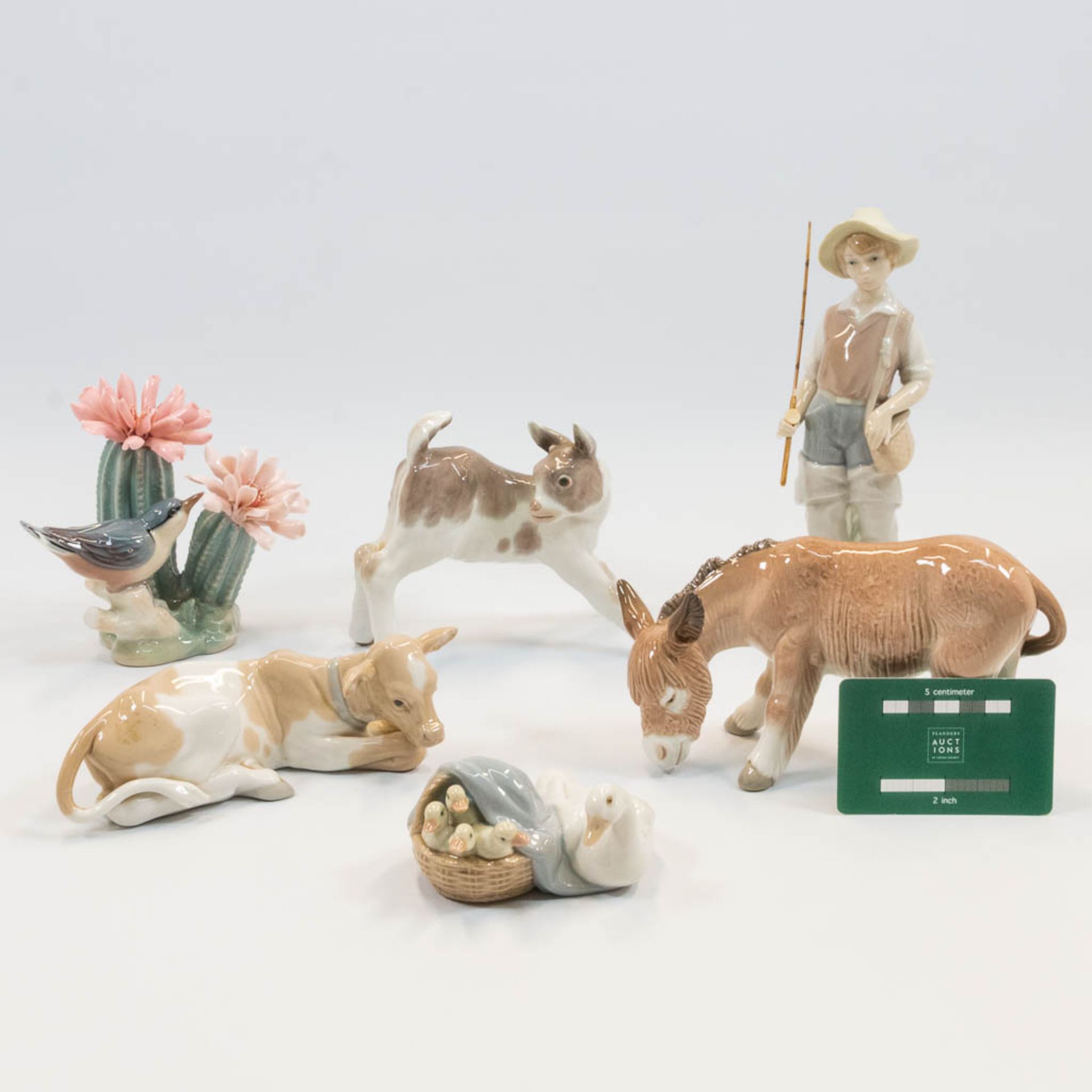A collection of 6 porcelain figurines of animals and a fisherman, marked Lladro, made in Spain. (22  - Bild 7 aus 10
