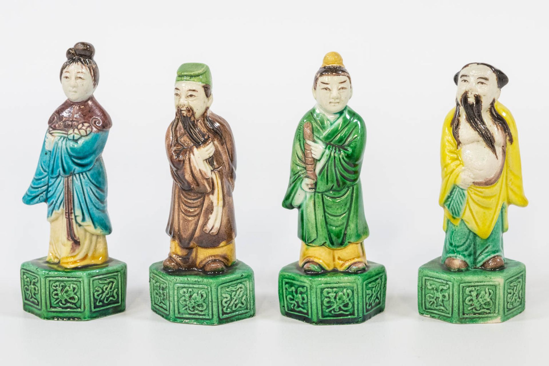 A collection of 13 Chinese and Japanese statues made of porcelain and ceramics. (10 x 11 x 25 cm) - Bild 14 aus 17